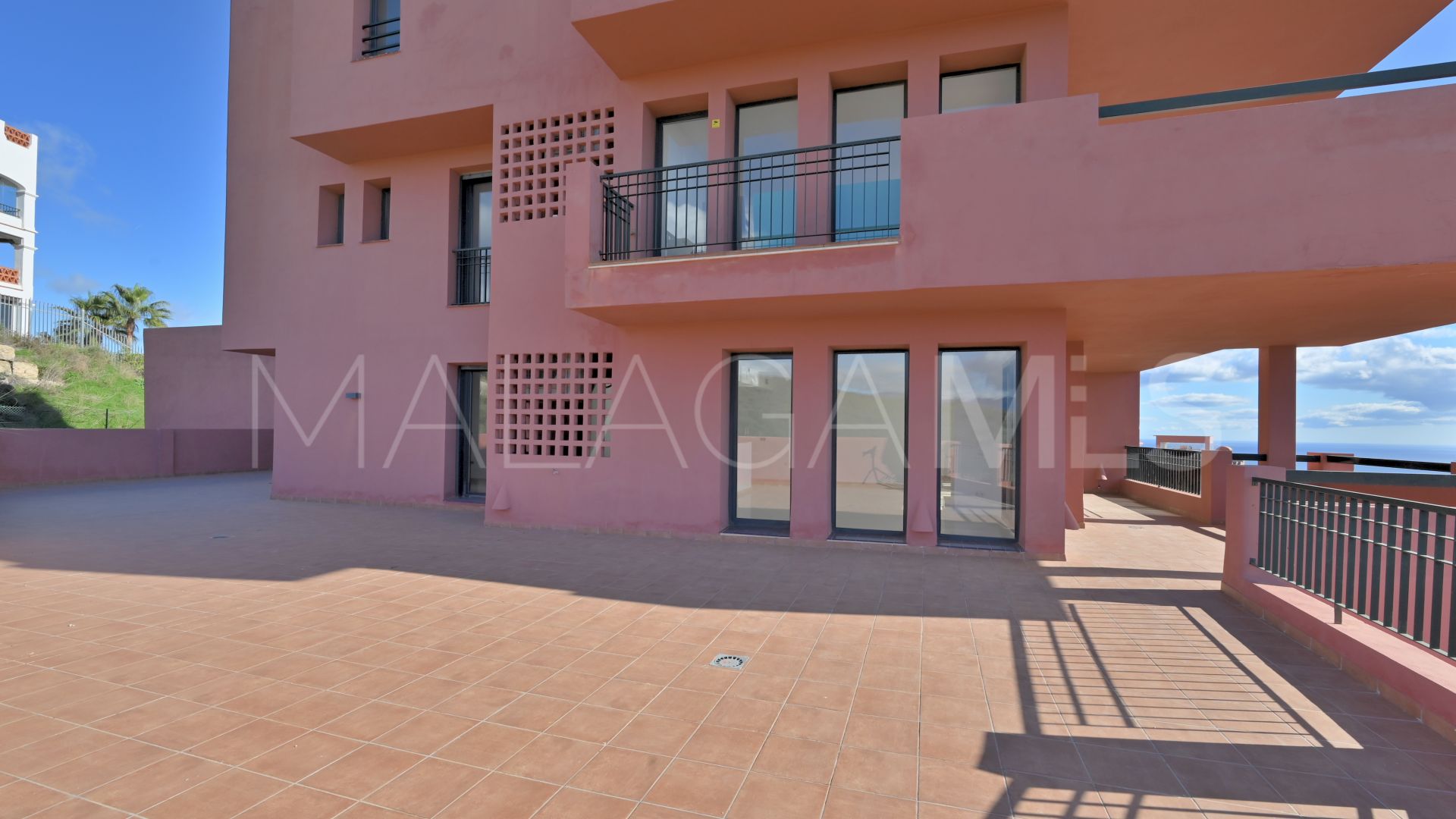 Ground floor apartment with 2 bedrooms for sale in Calahonda