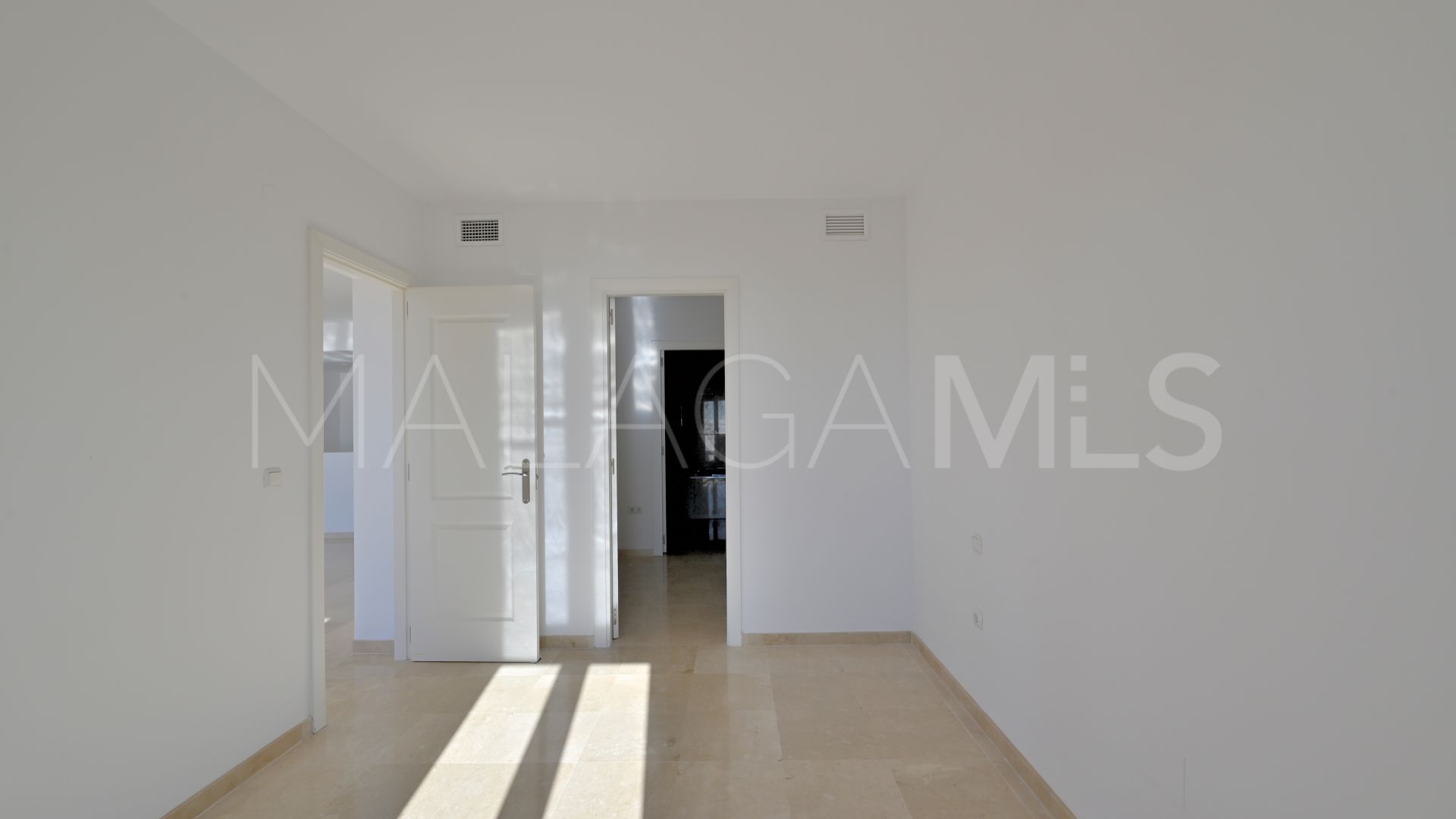 Ground floor apartment with 2 bedrooms for sale in Calahonda