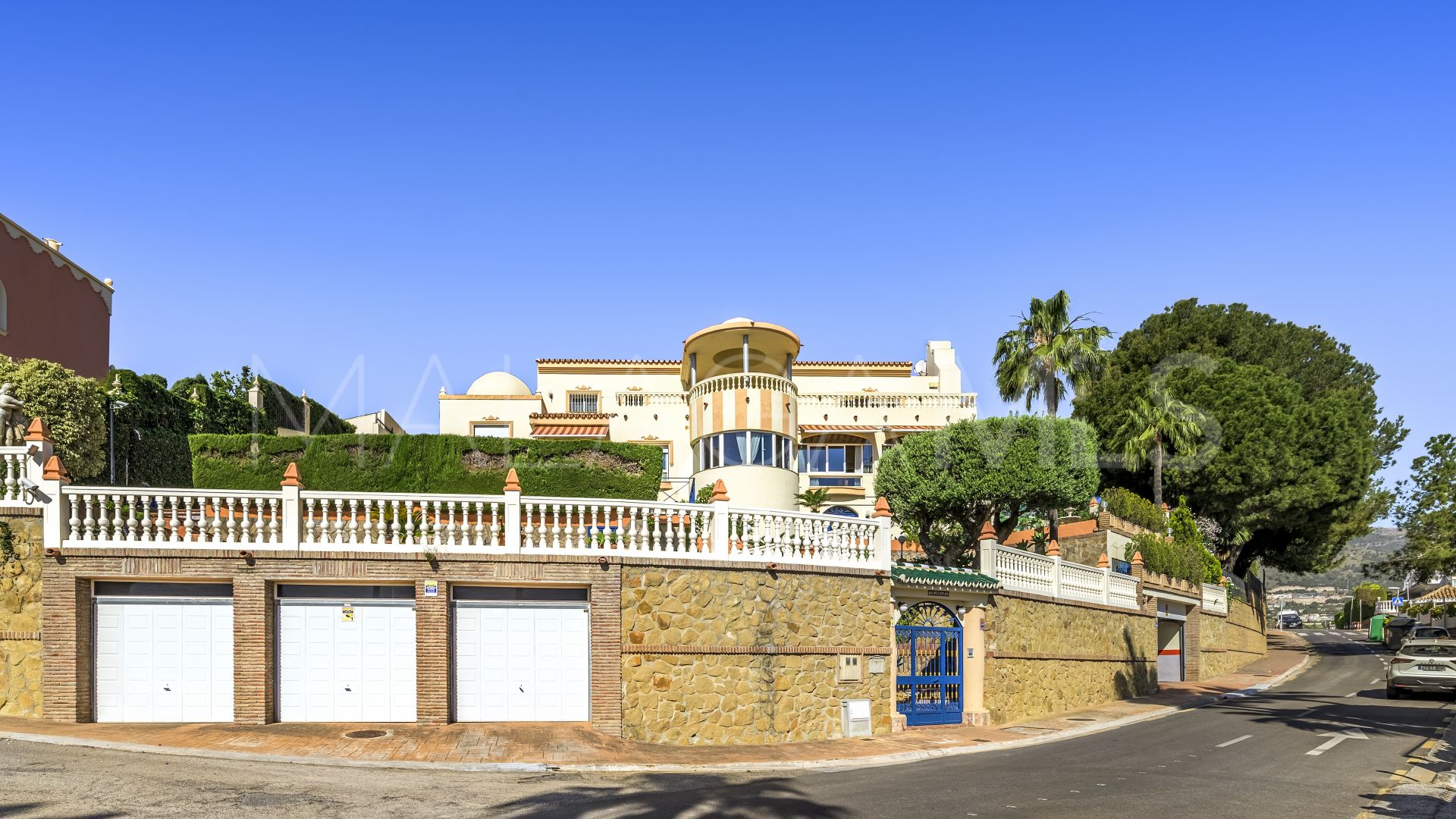 Torrequebrada, villa a la venta with 7 bedrooms