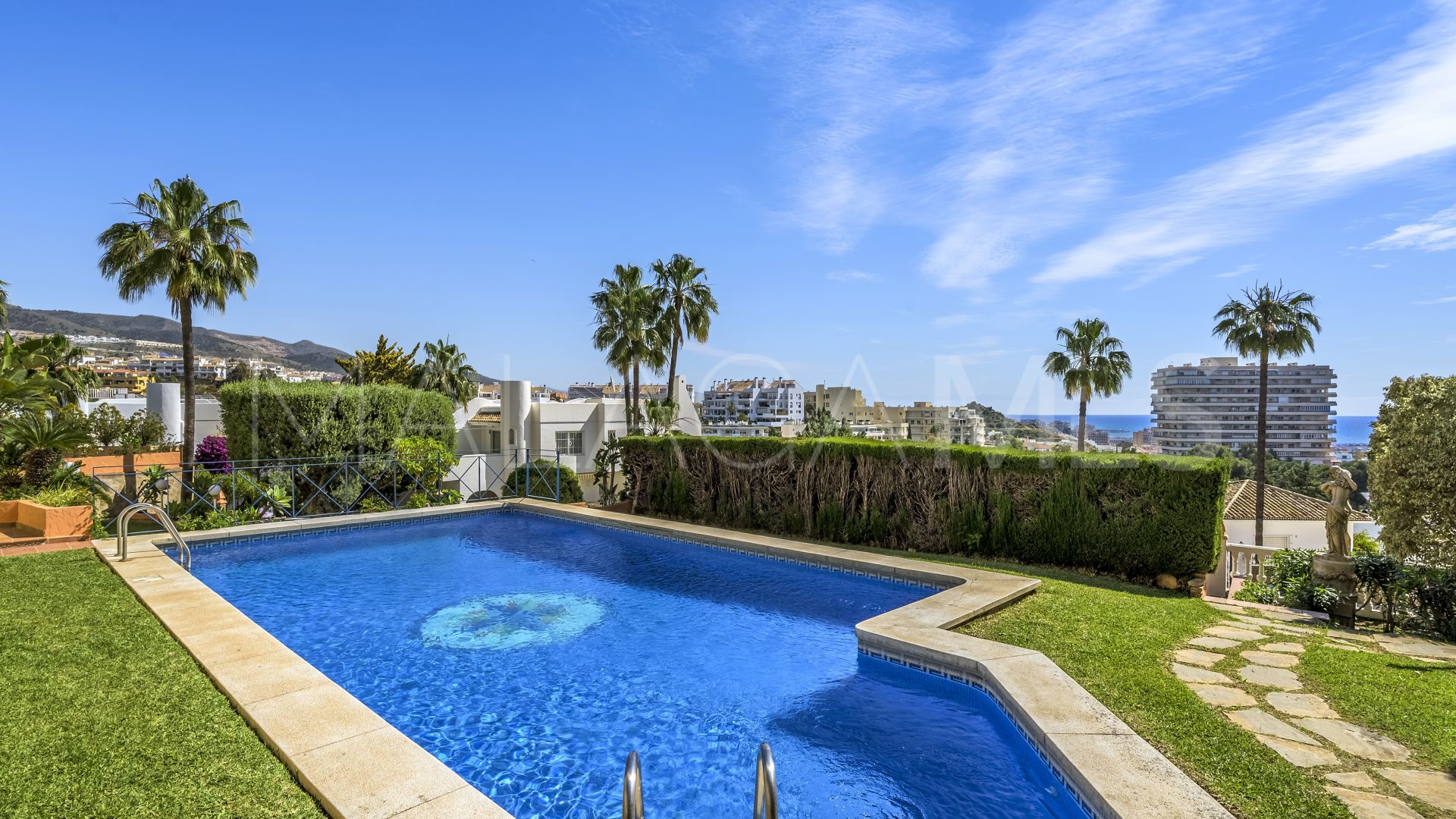 Torrequebrada, villa a la venta with 7 bedrooms