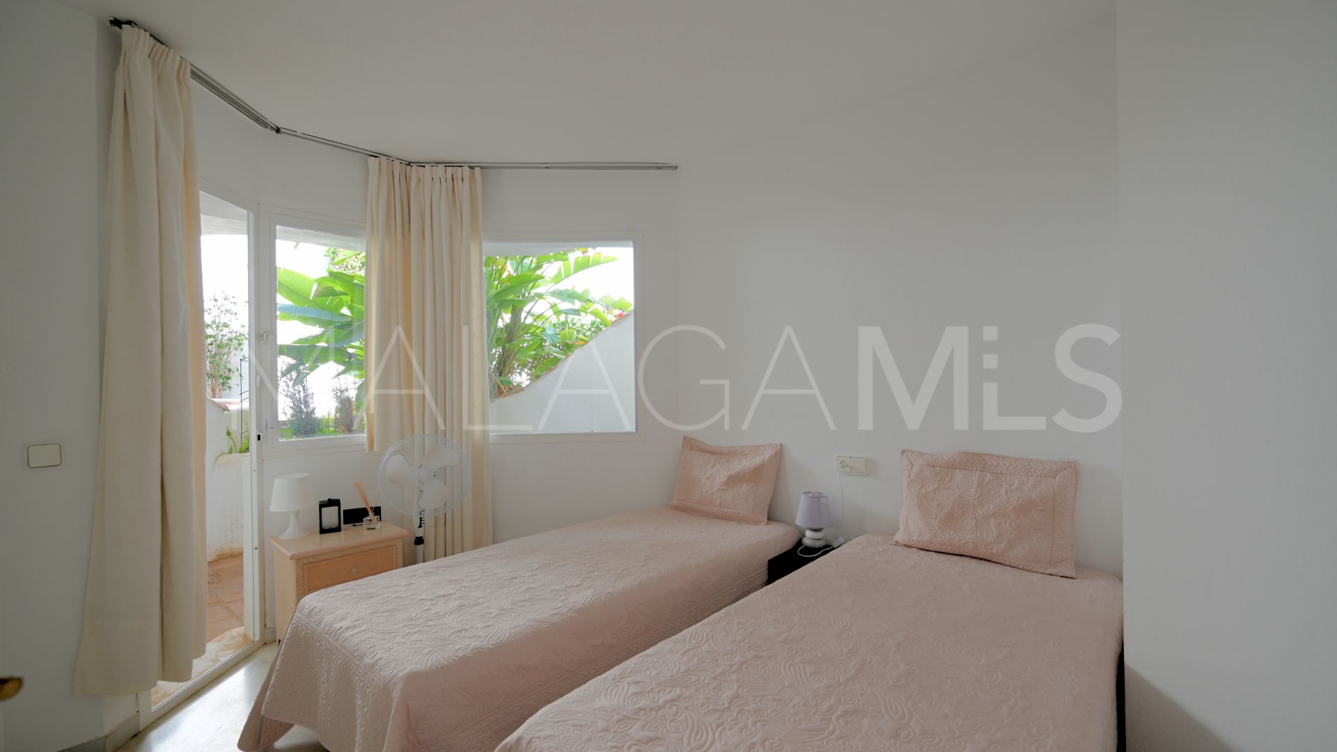 Apartamento planta baja a la venta with 2 bedrooms in Calahonda