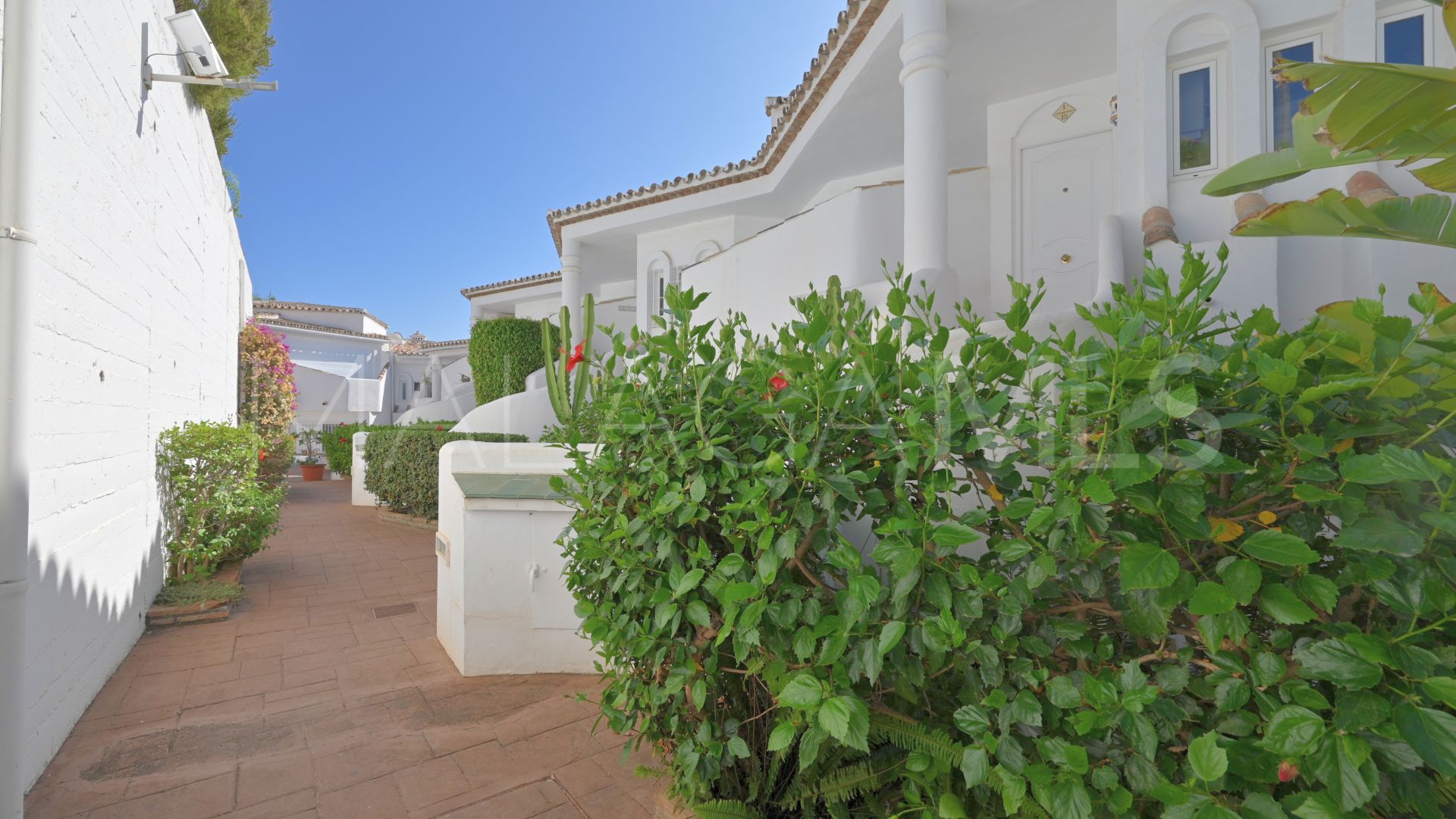 Apartamento planta baja a la venta with 2 bedrooms in Calahonda