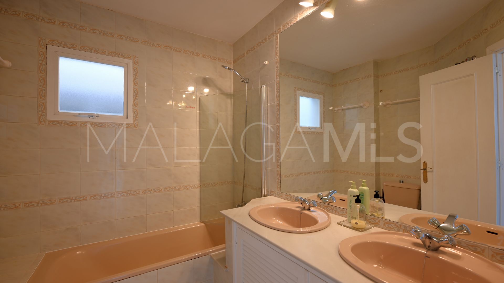 Apartamento planta baja a la venta with 2 bedrooms in Calahonda