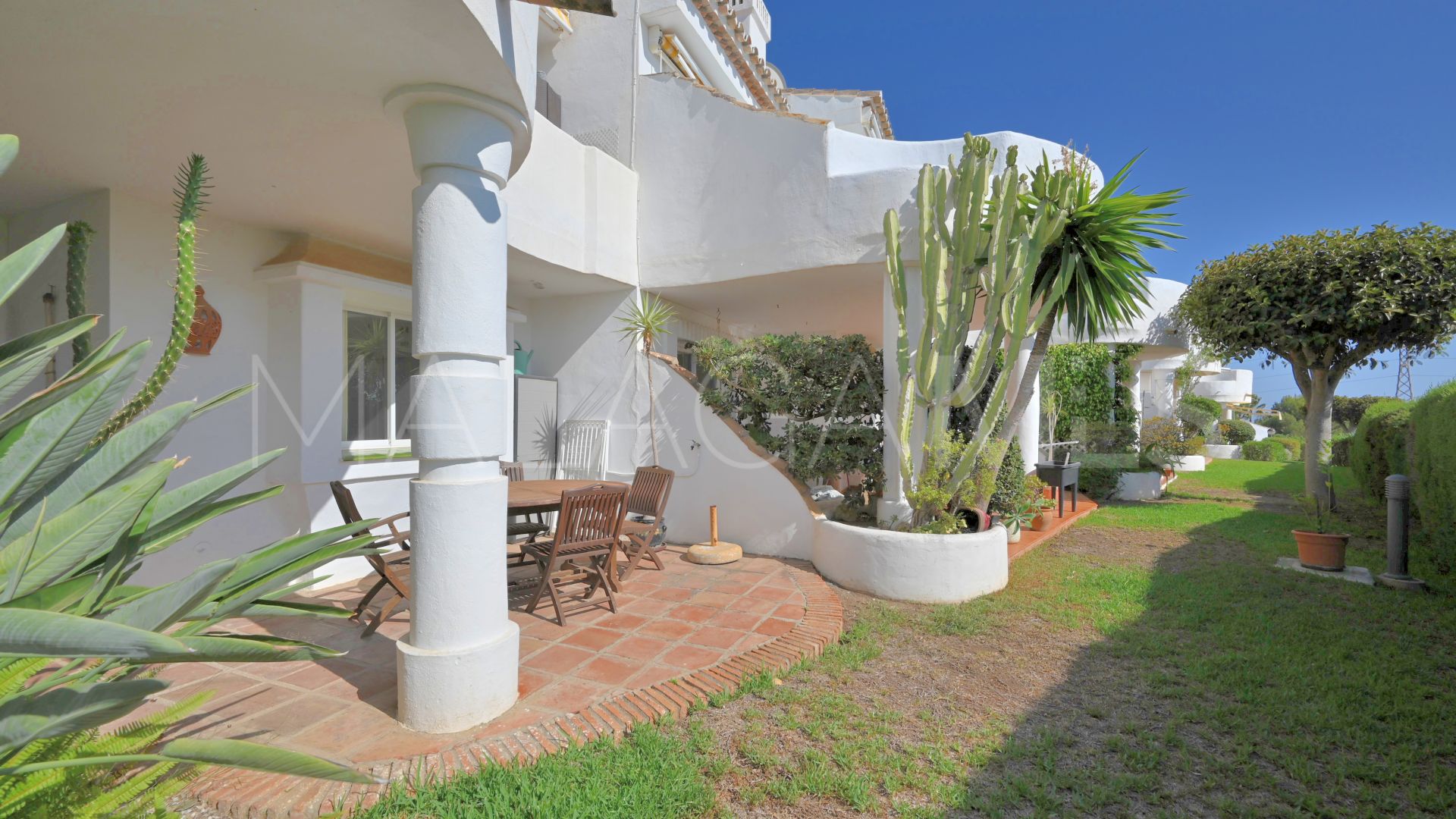 Apartamento planta baja a la venta with 2 bedrooms in Calahonda