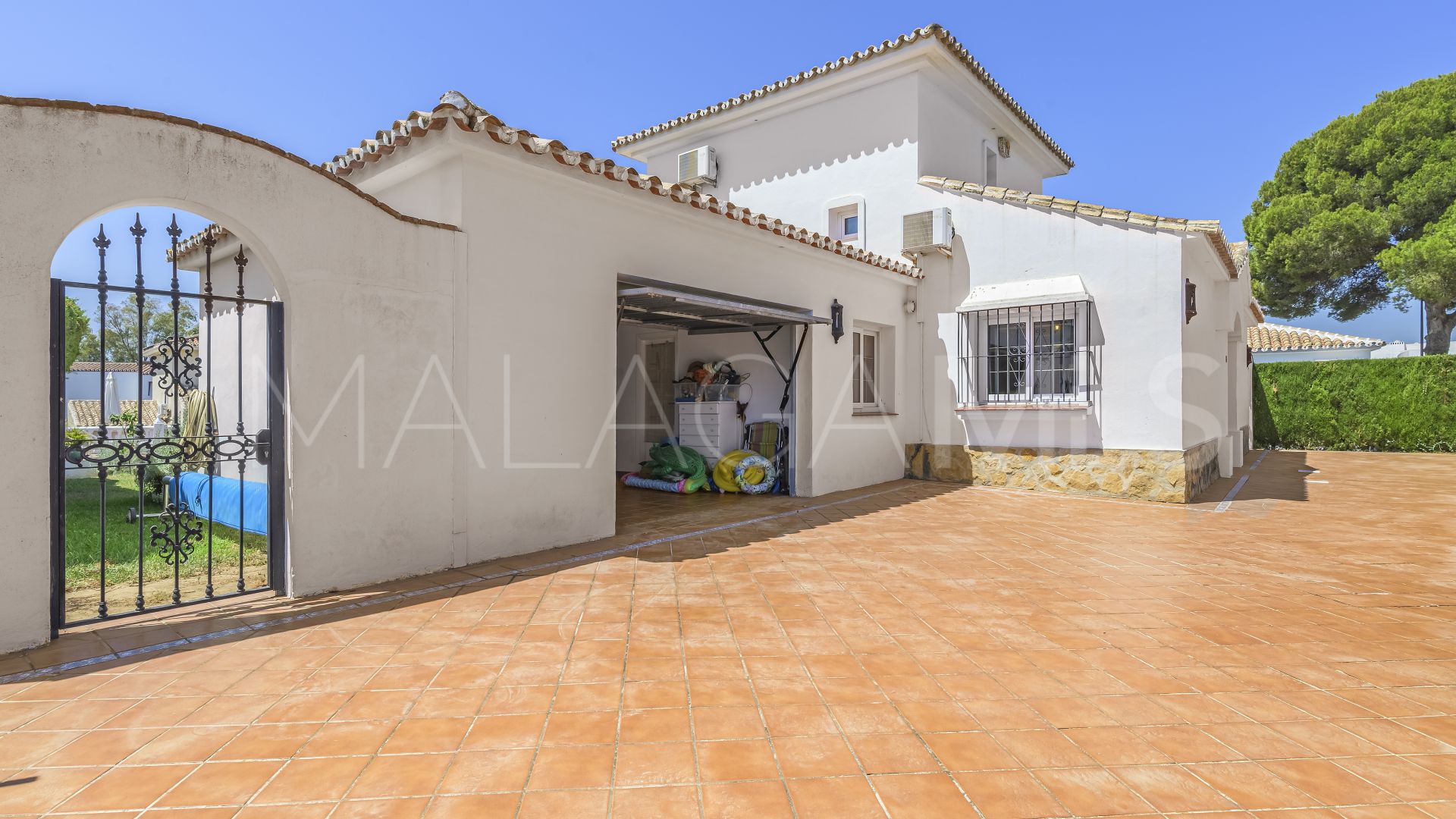 Villa for sale in Calahonda