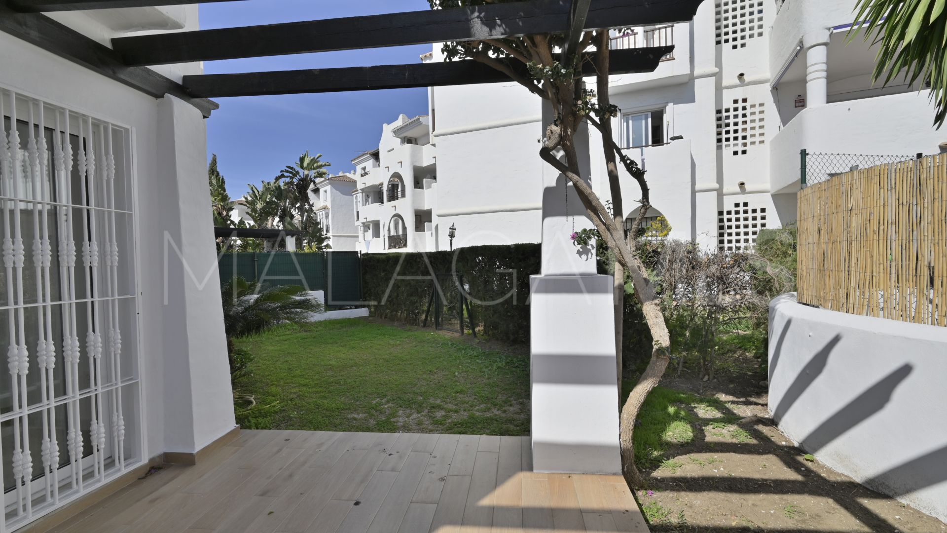 For sale ground floor apartment in Calahonda with 2 bedrooms