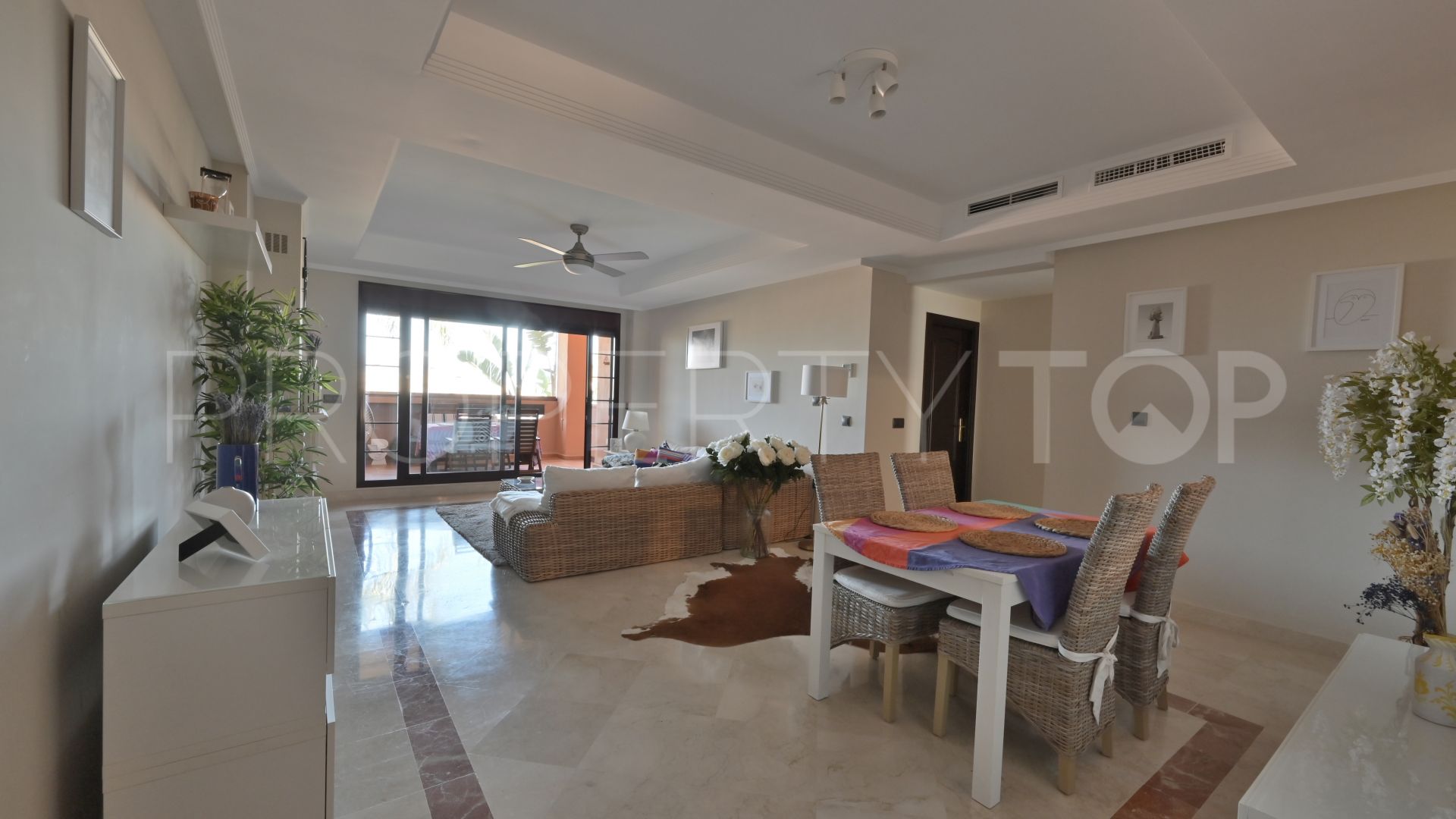 Apartamento planta baja a la venta de 2 dormitorios en El Soto de Marbella