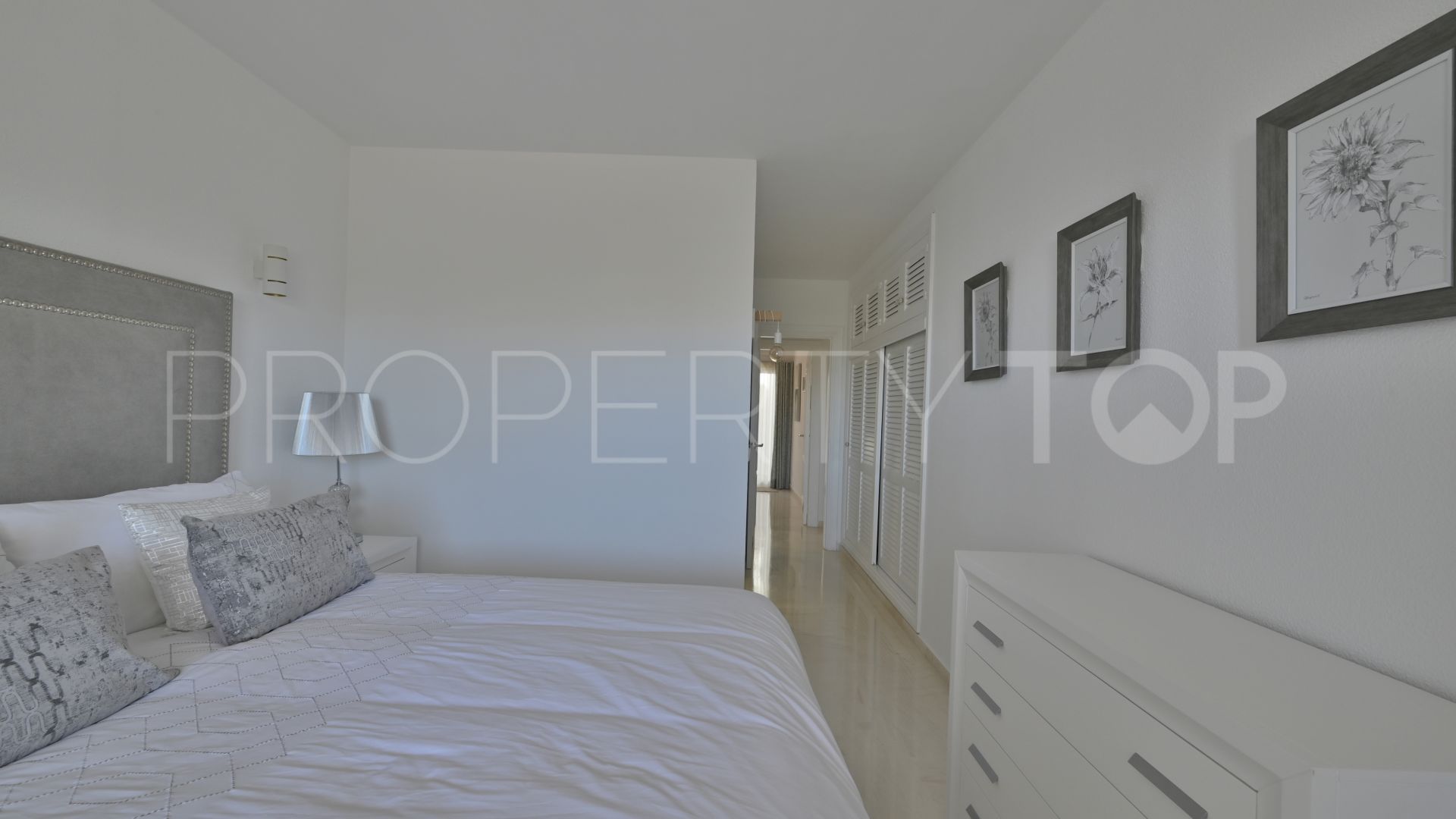 For sale apartment in Calahonda