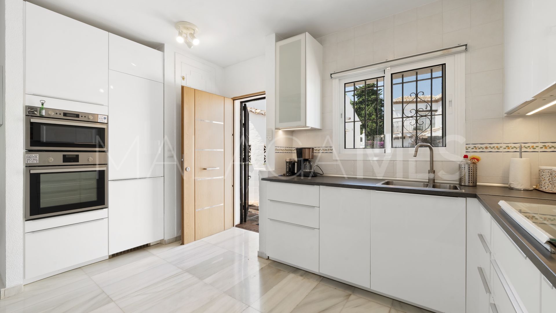Villa for sale in Calahonda