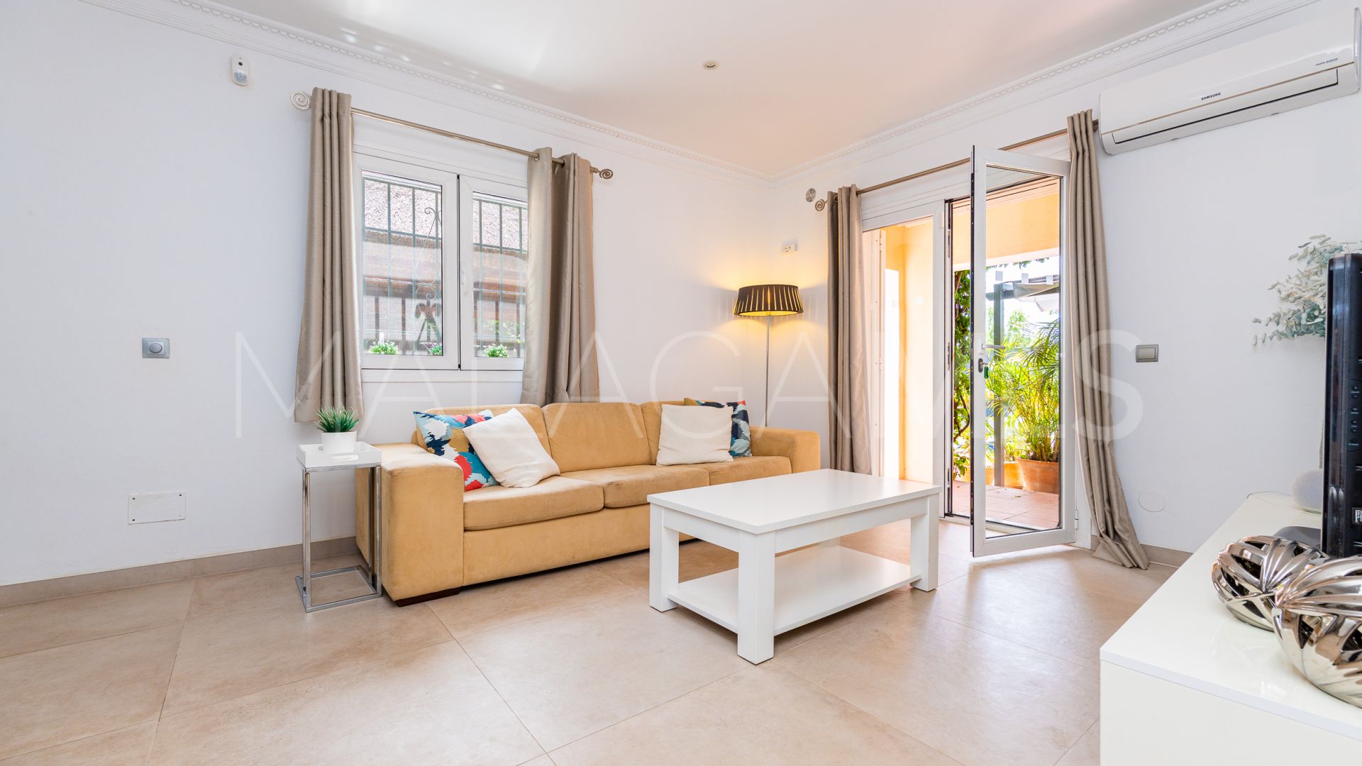 For sale villa with 6 bedrooms in Calahonda