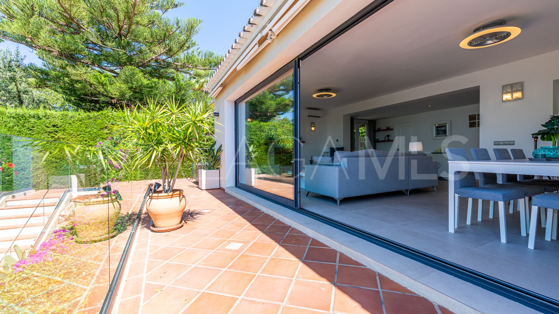 For sale villa with 6 bedrooms in Calahonda