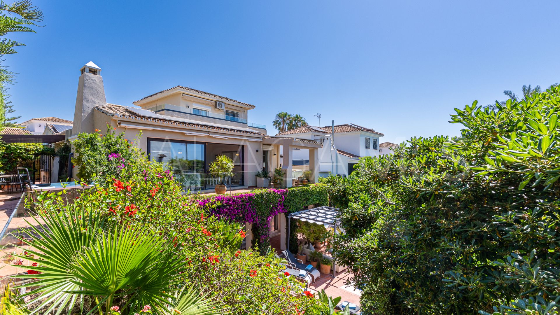 For sale villa with 6 bedrooms in Calahonda