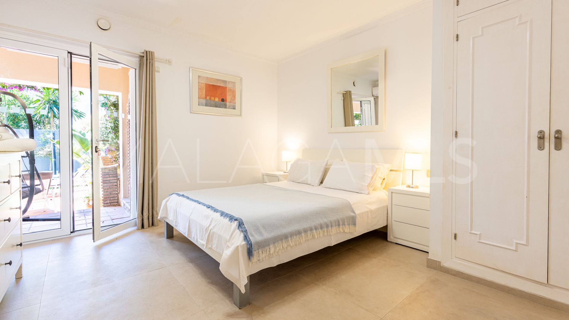 For sale villa with 6 bedrooms in Calahonda