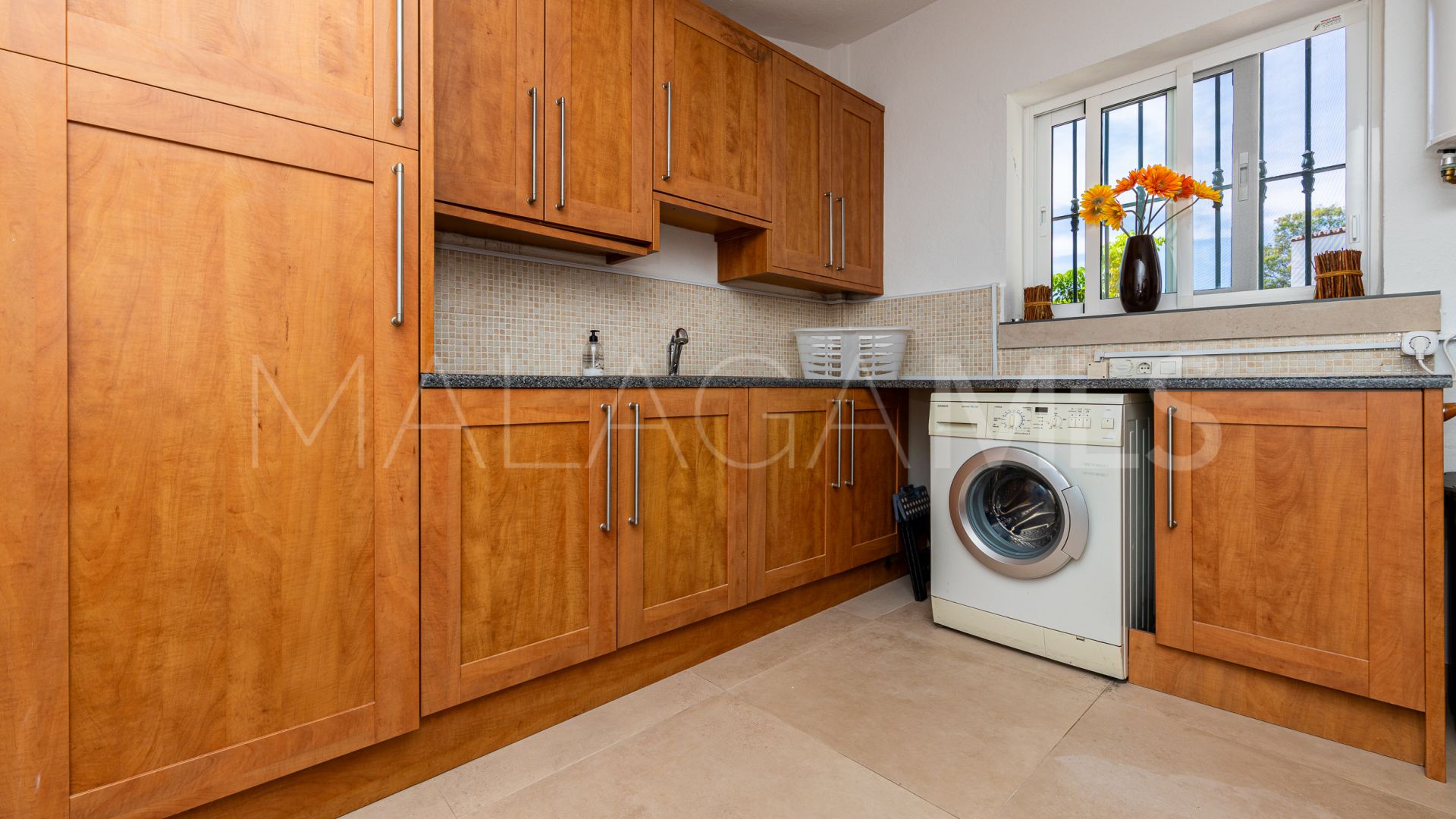 For sale villa with 6 bedrooms in Calahonda