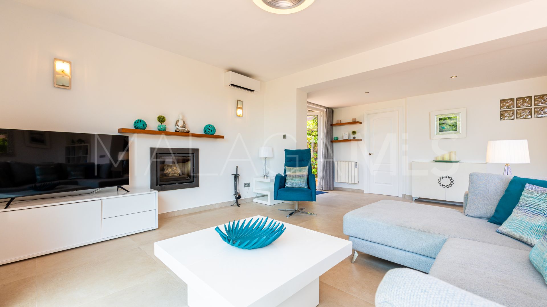 For sale villa with 6 bedrooms in Calahonda