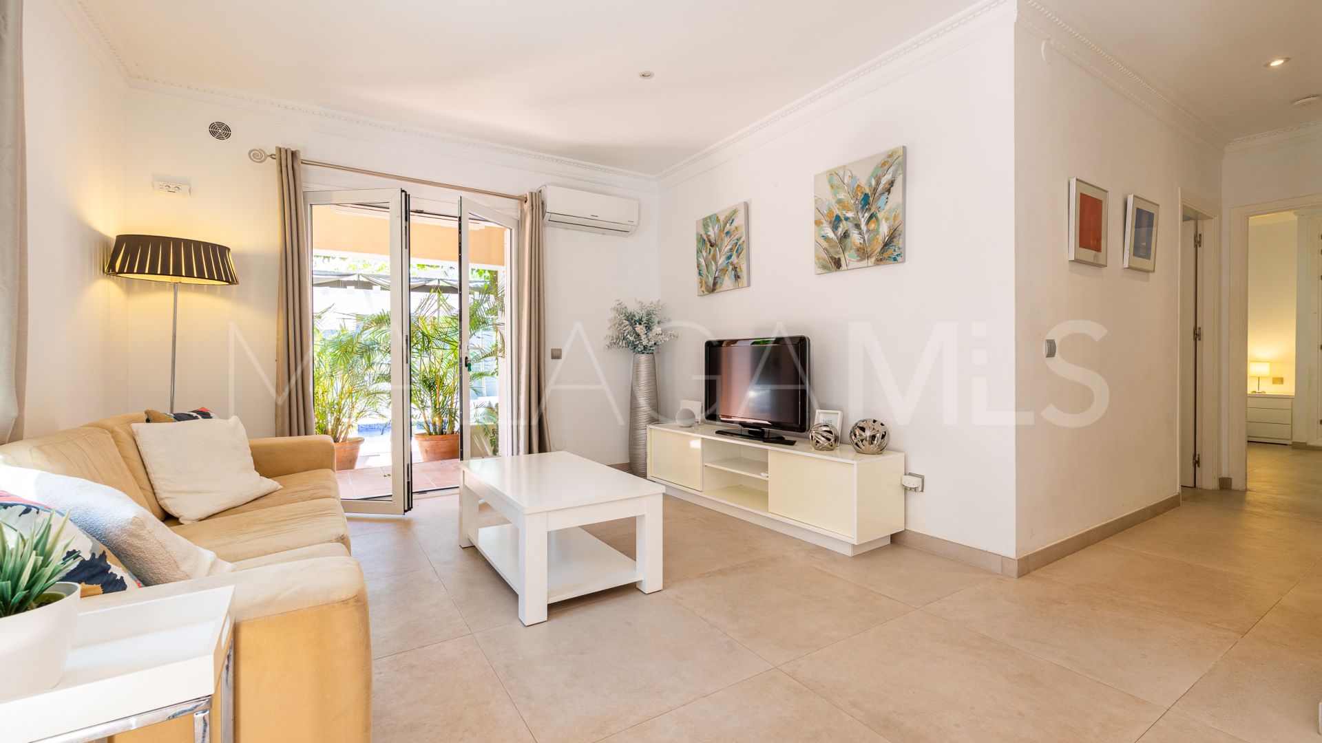 For sale villa with 6 bedrooms in Calahonda