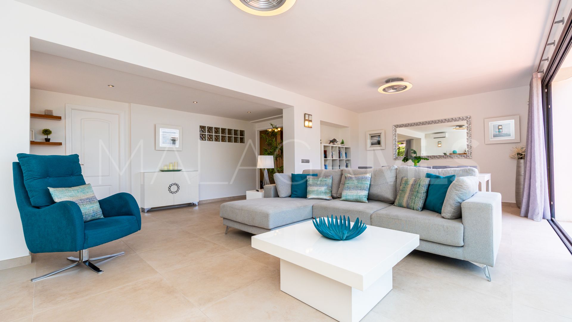 For sale villa with 6 bedrooms in Calahonda