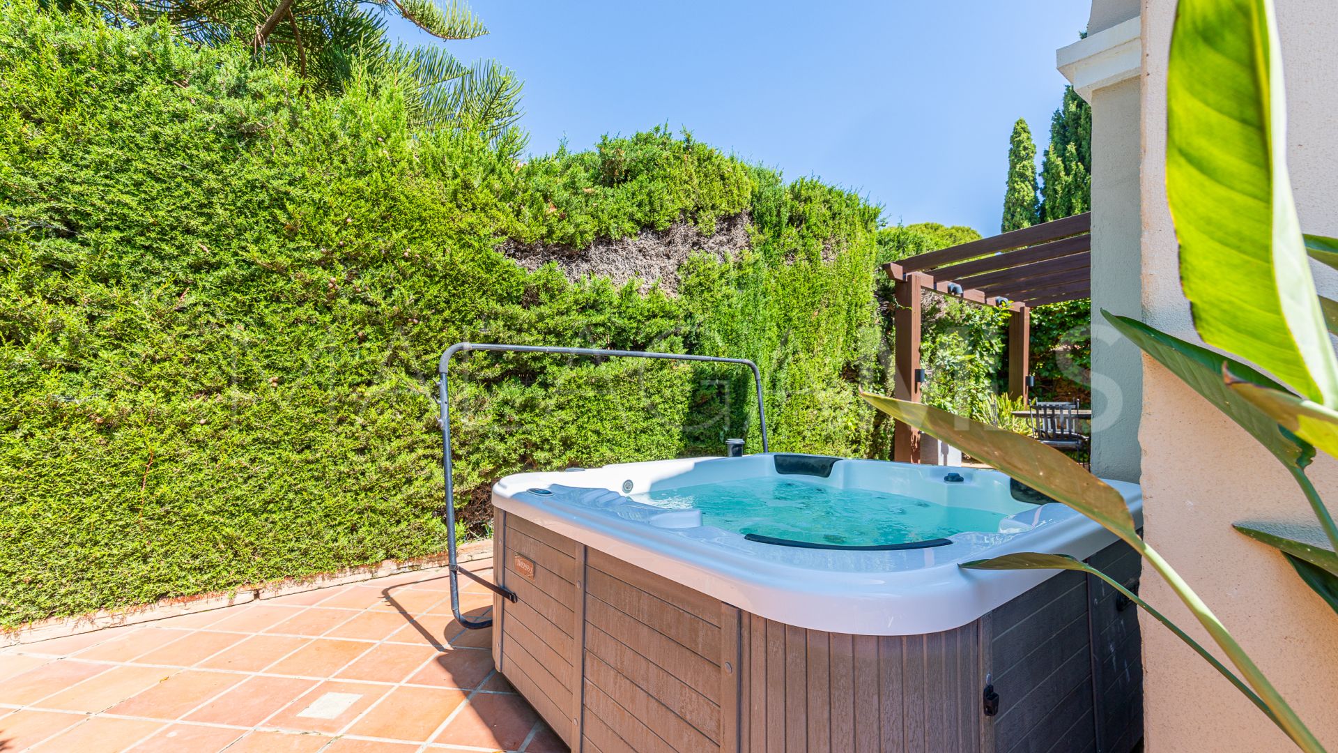 For sale villa with 6 bedrooms in Calahonda