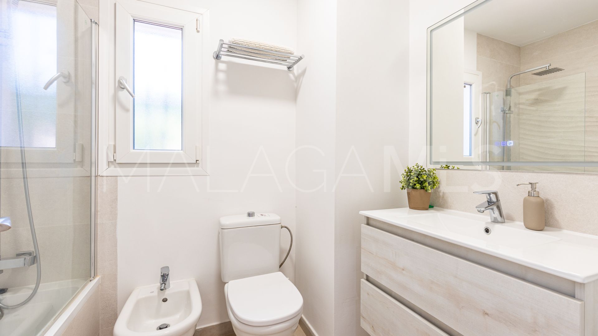 For sale villa with 6 bedrooms in Calahonda