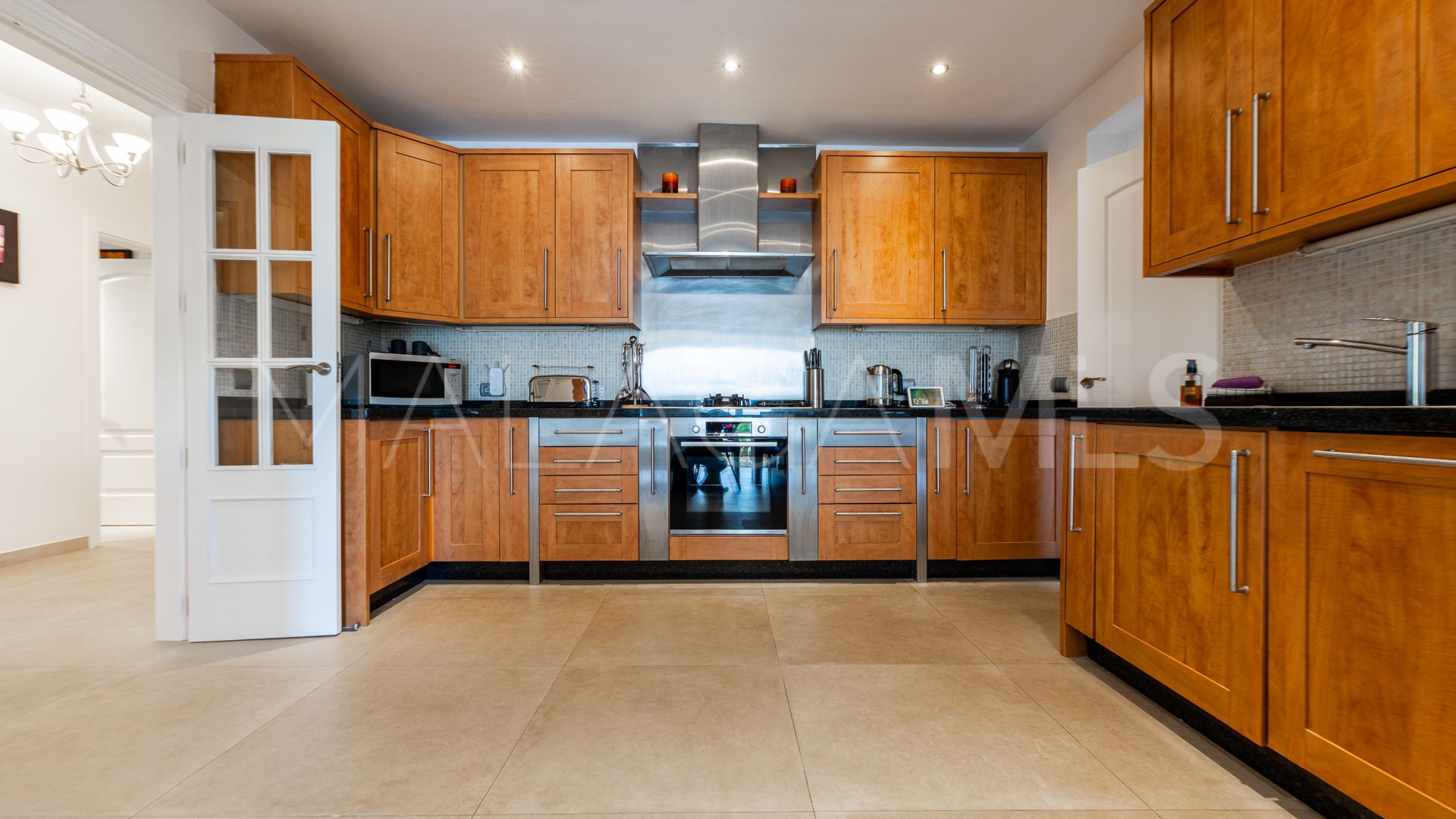 For sale villa with 6 bedrooms in Calahonda
