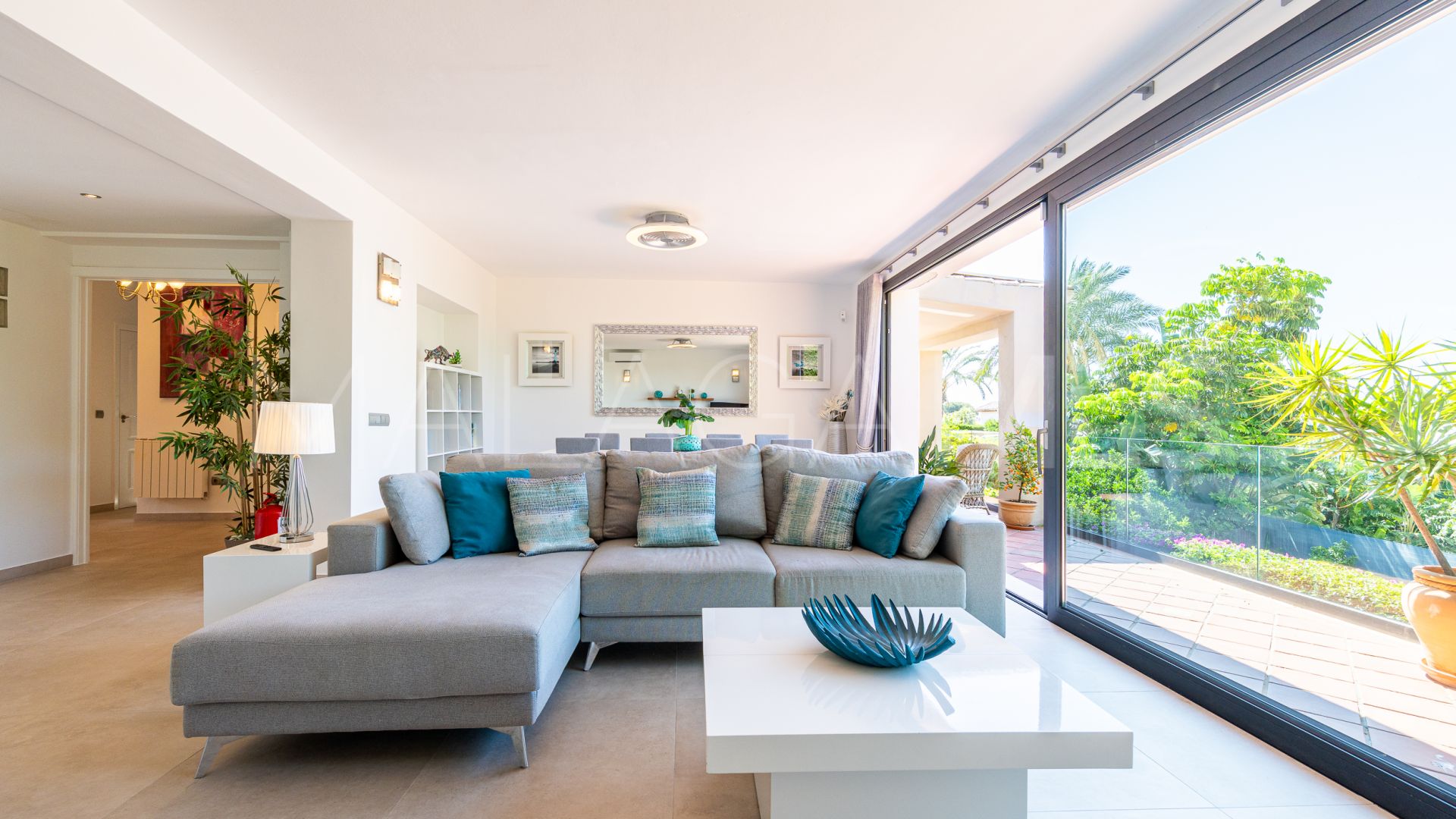For sale villa with 6 bedrooms in Calahonda