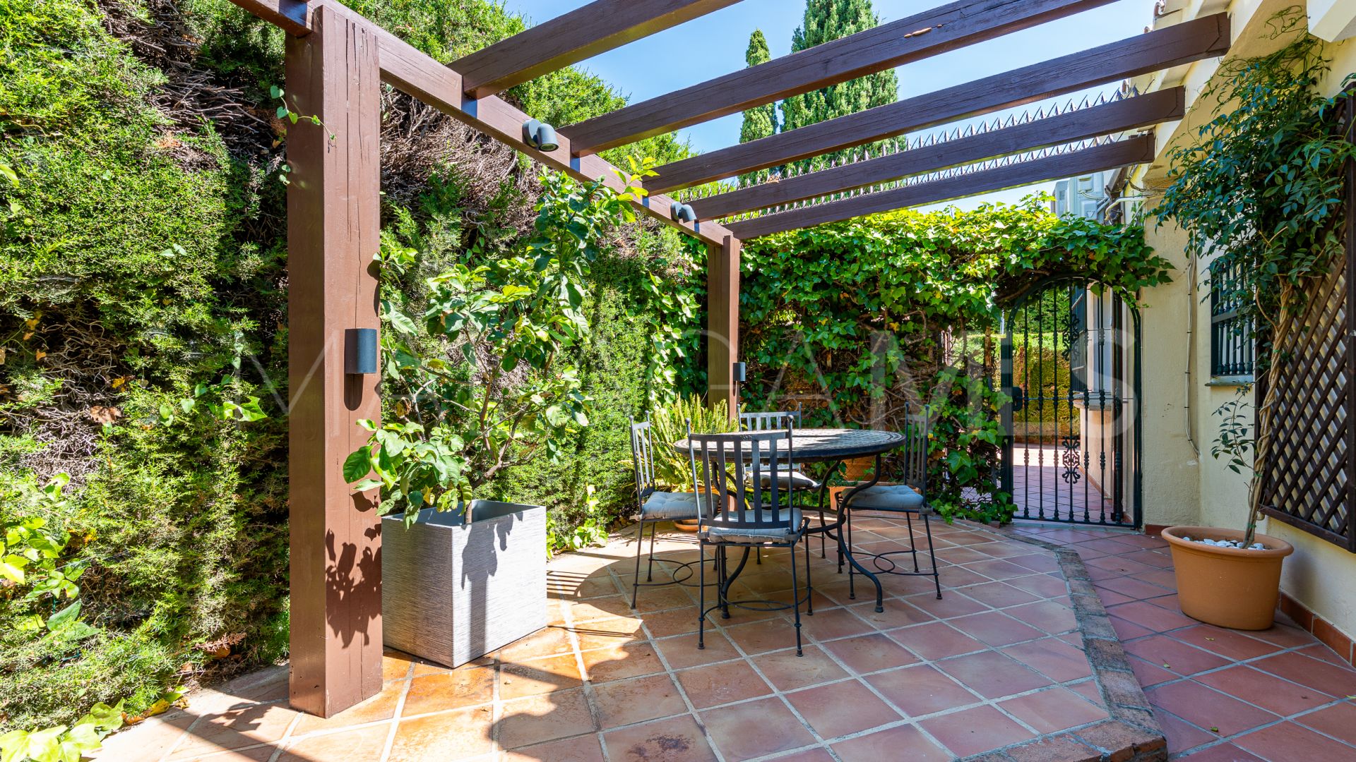 For sale villa with 6 bedrooms in Calahonda
