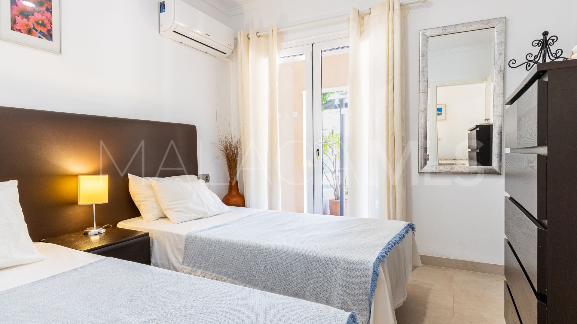 For sale villa with 6 bedrooms in Calahonda