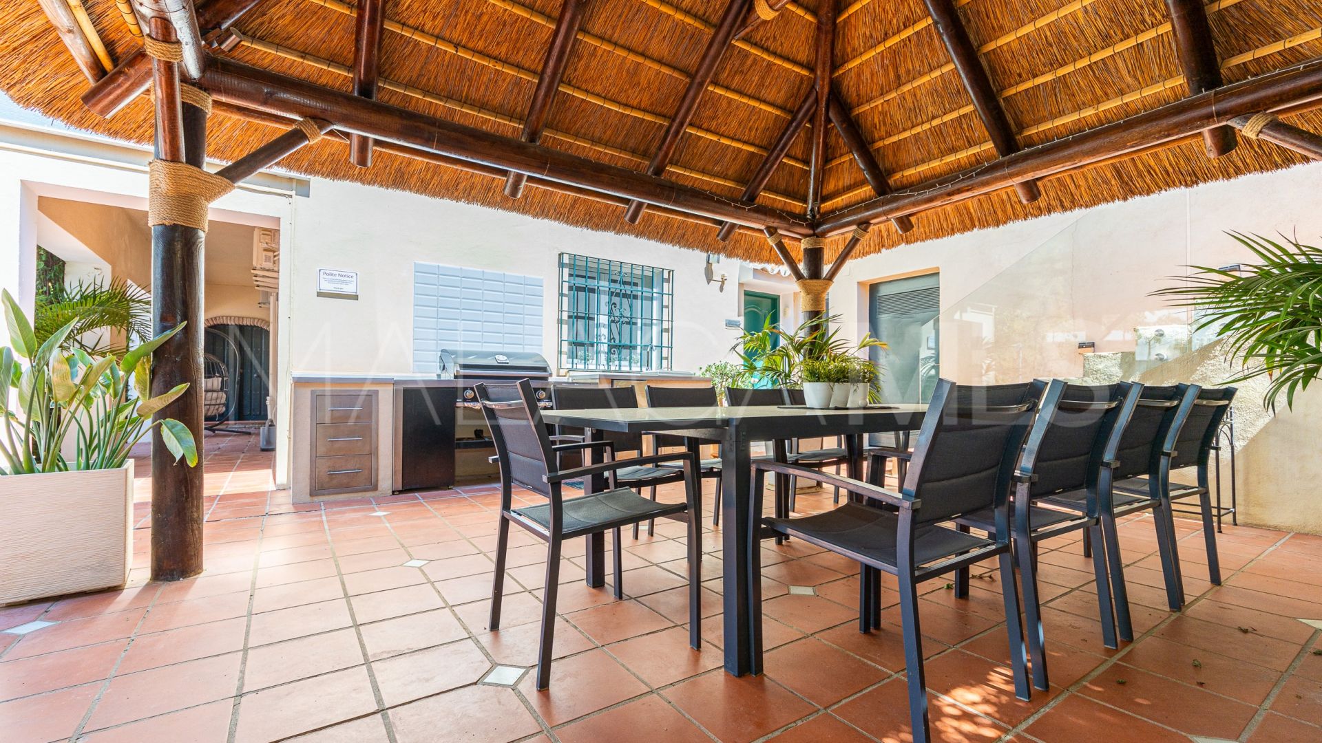 For sale villa with 6 bedrooms in Calahonda