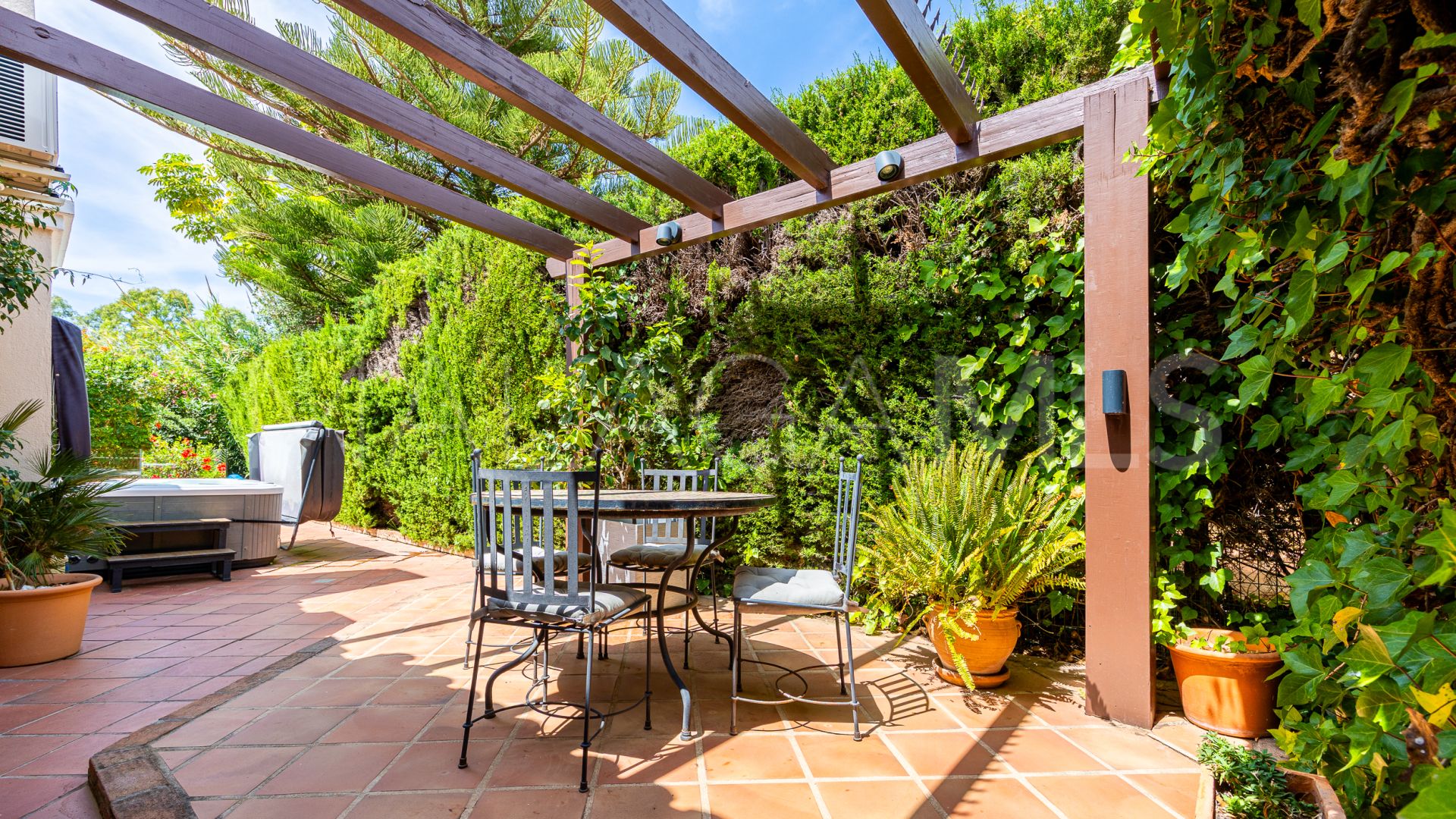 For sale villa with 6 bedrooms in Calahonda