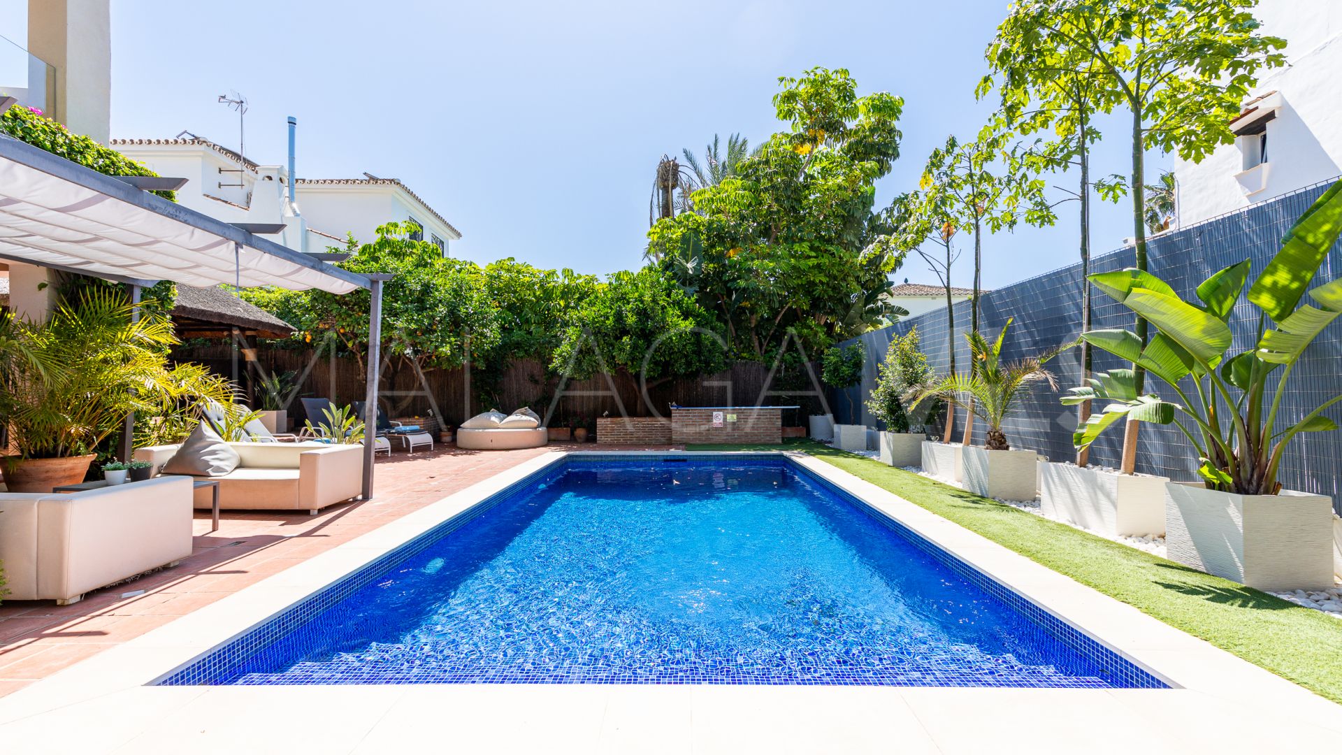 For sale villa with 6 bedrooms in Calahonda