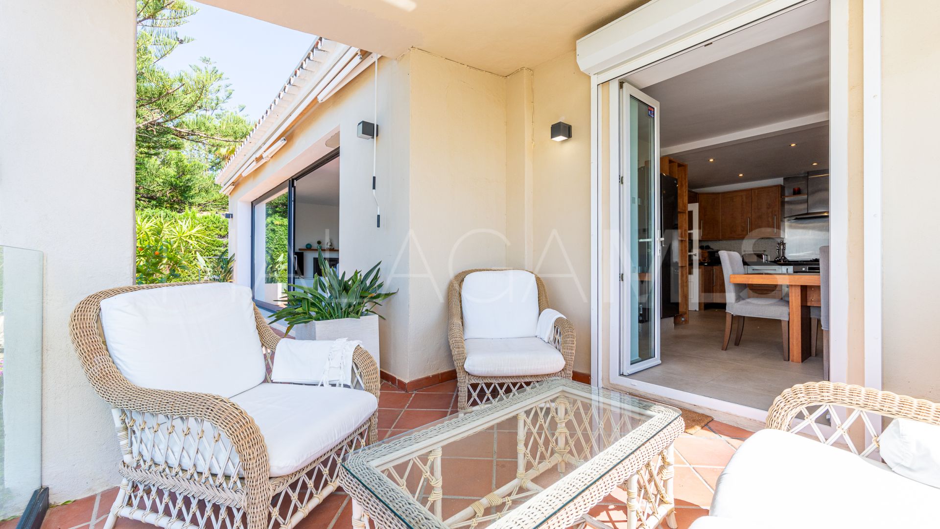 For sale villa with 6 bedrooms in Calahonda