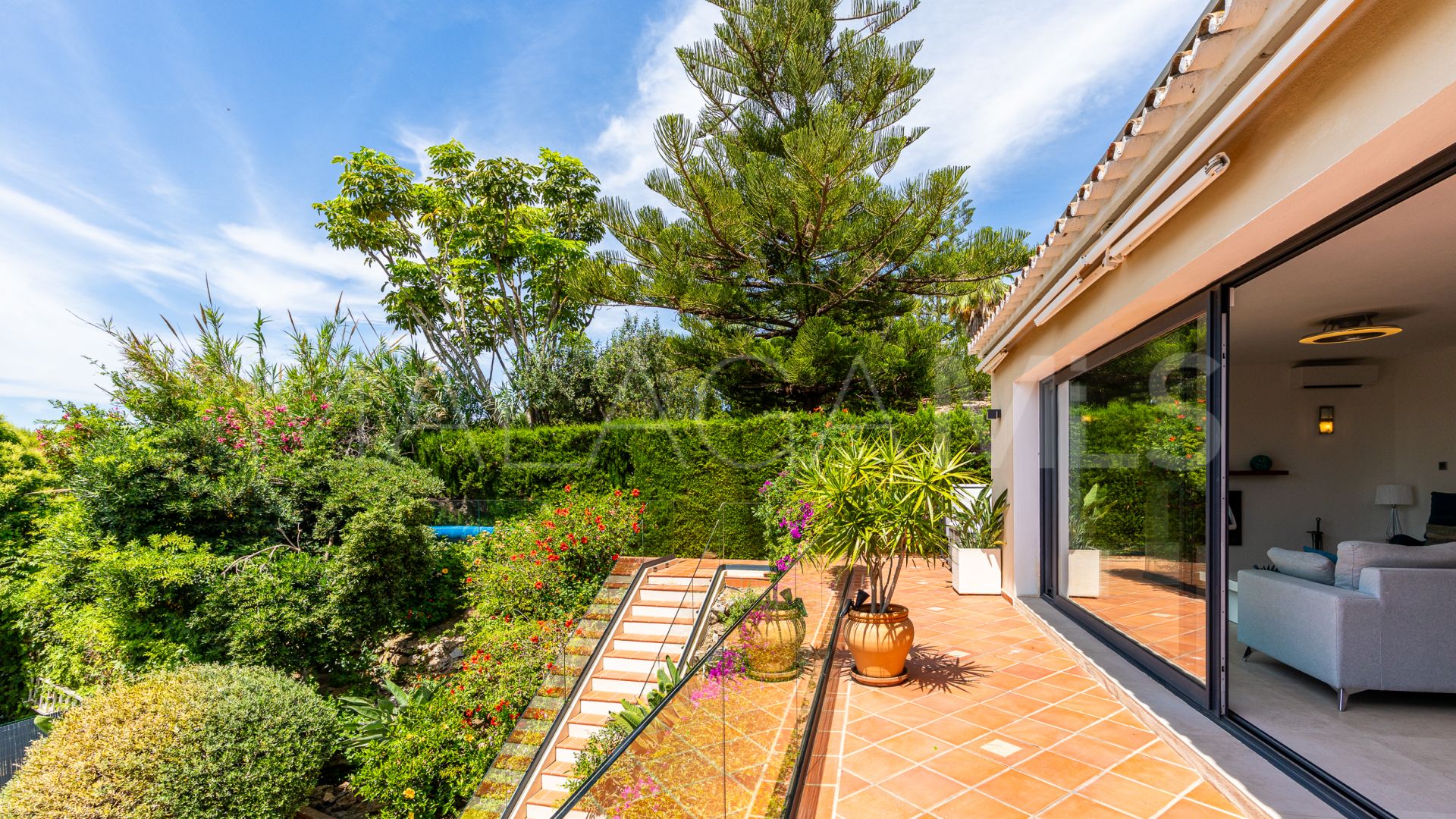 For sale villa with 6 bedrooms in Calahonda