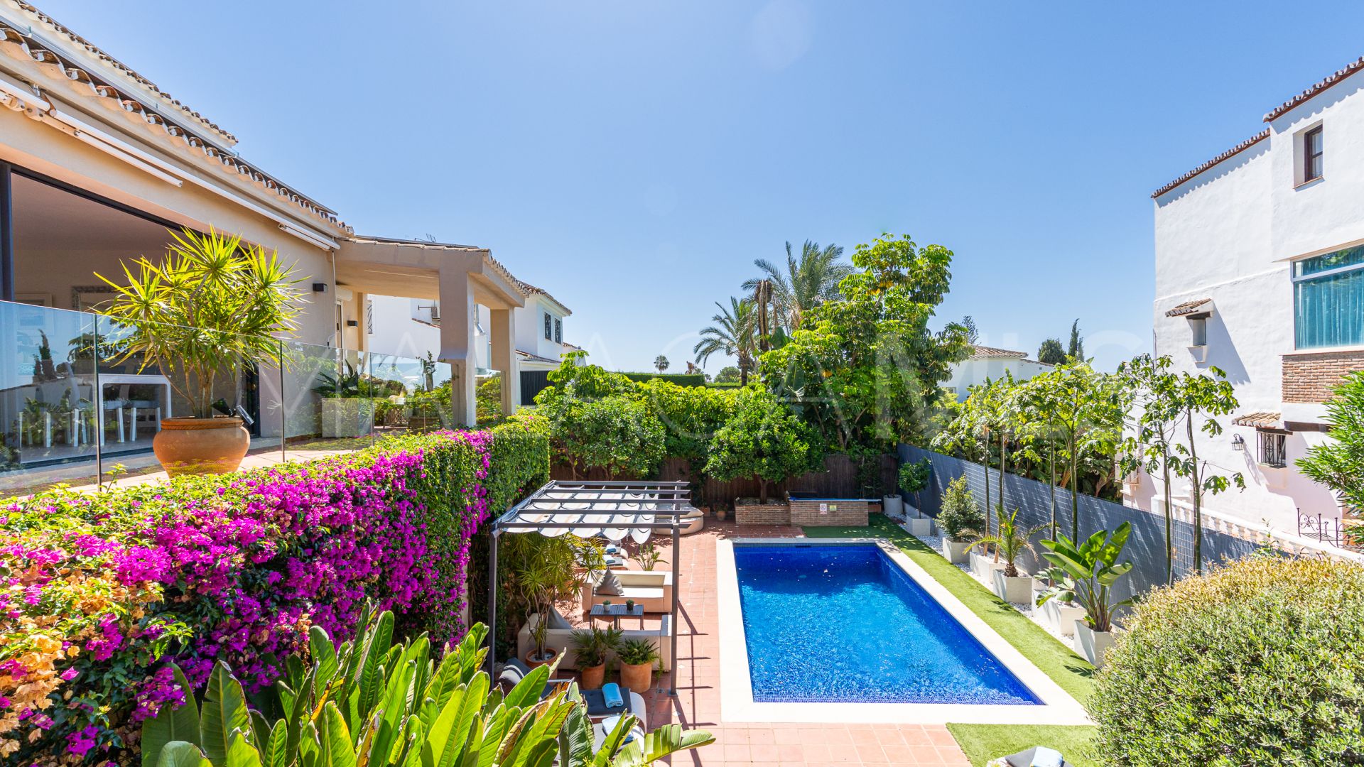 For sale villa with 6 bedrooms in Calahonda