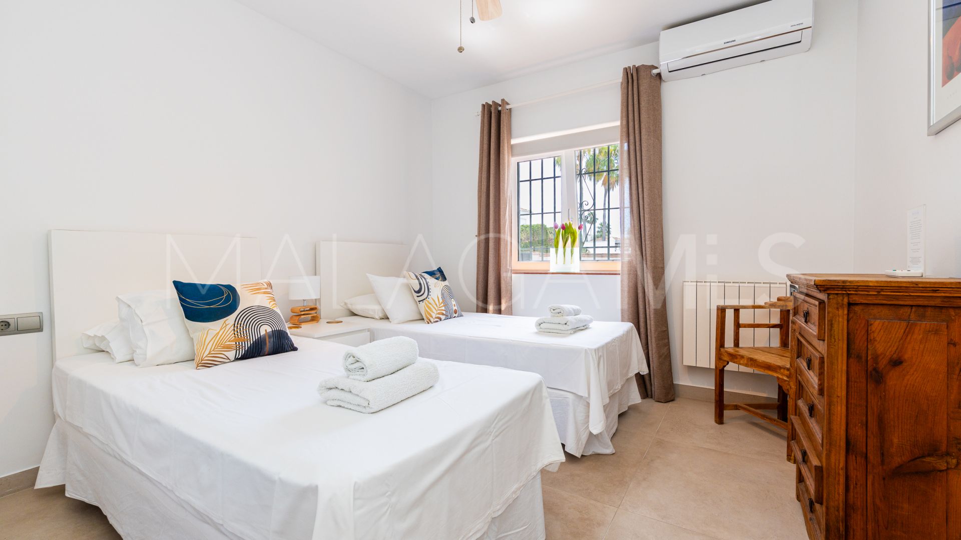 For sale villa with 6 bedrooms in Calahonda