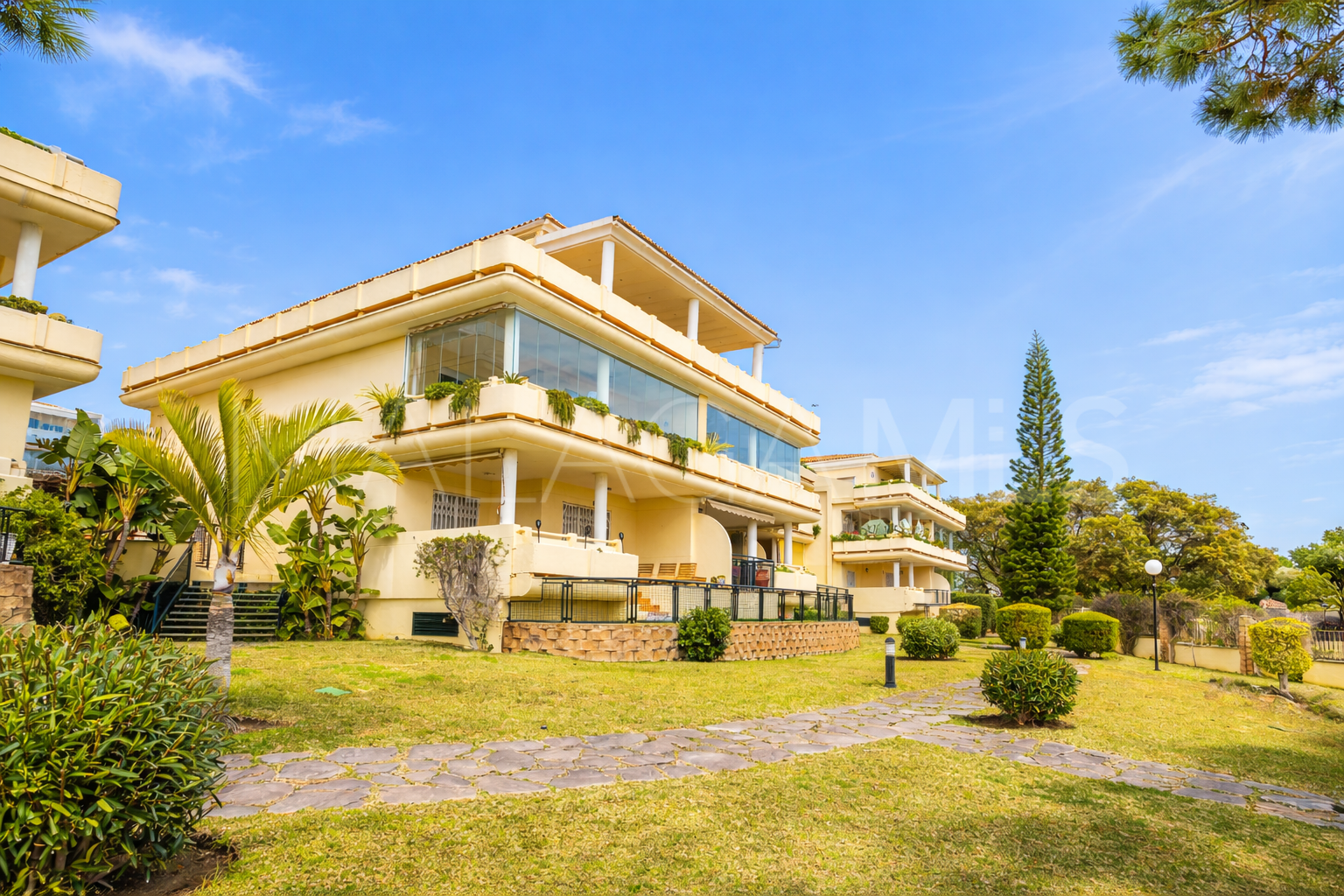 Se vende apartamento in Cabopino with 2 bedrooms