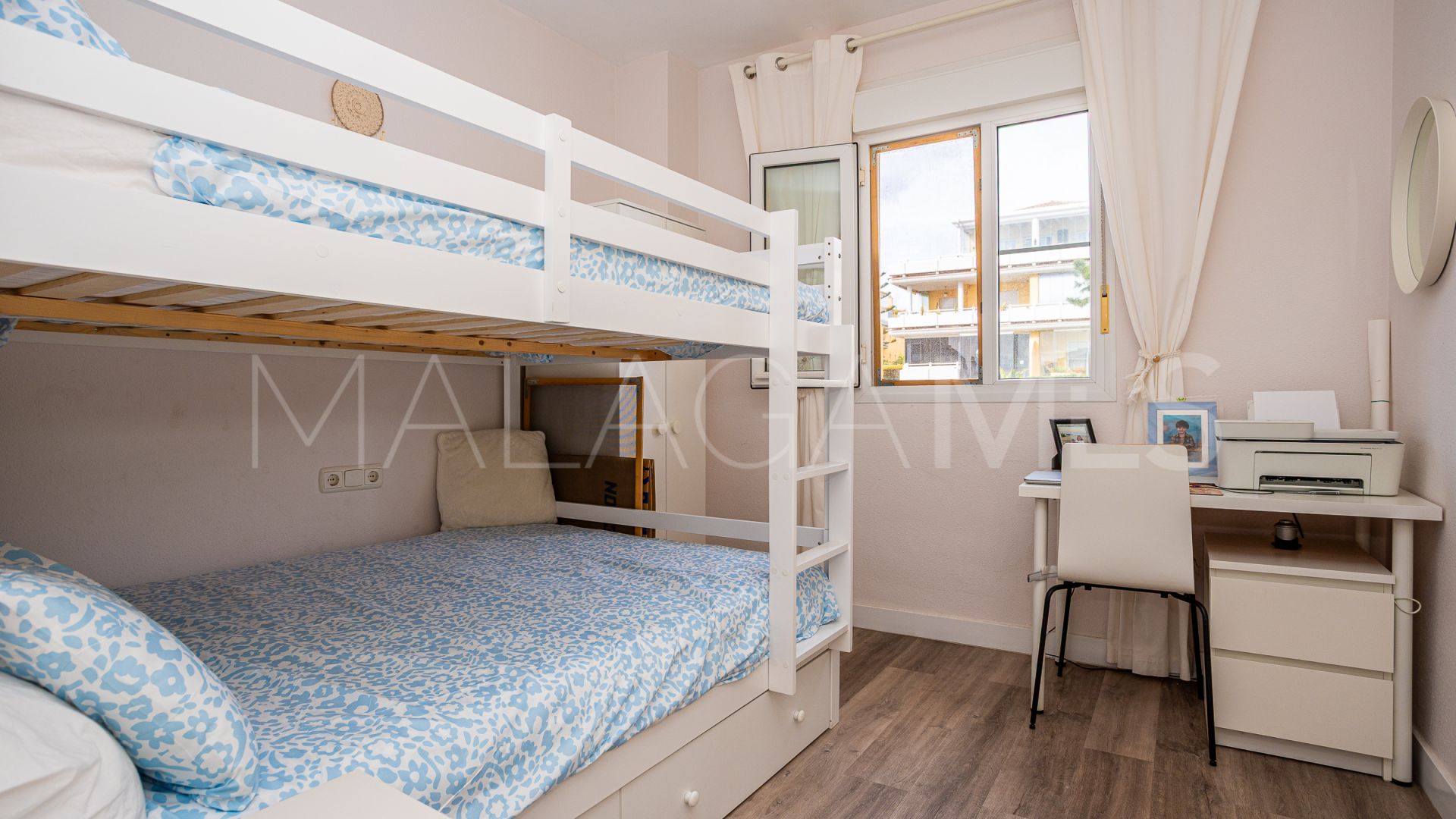 Se vende apartamento in Cabopino with 2 bedrooms