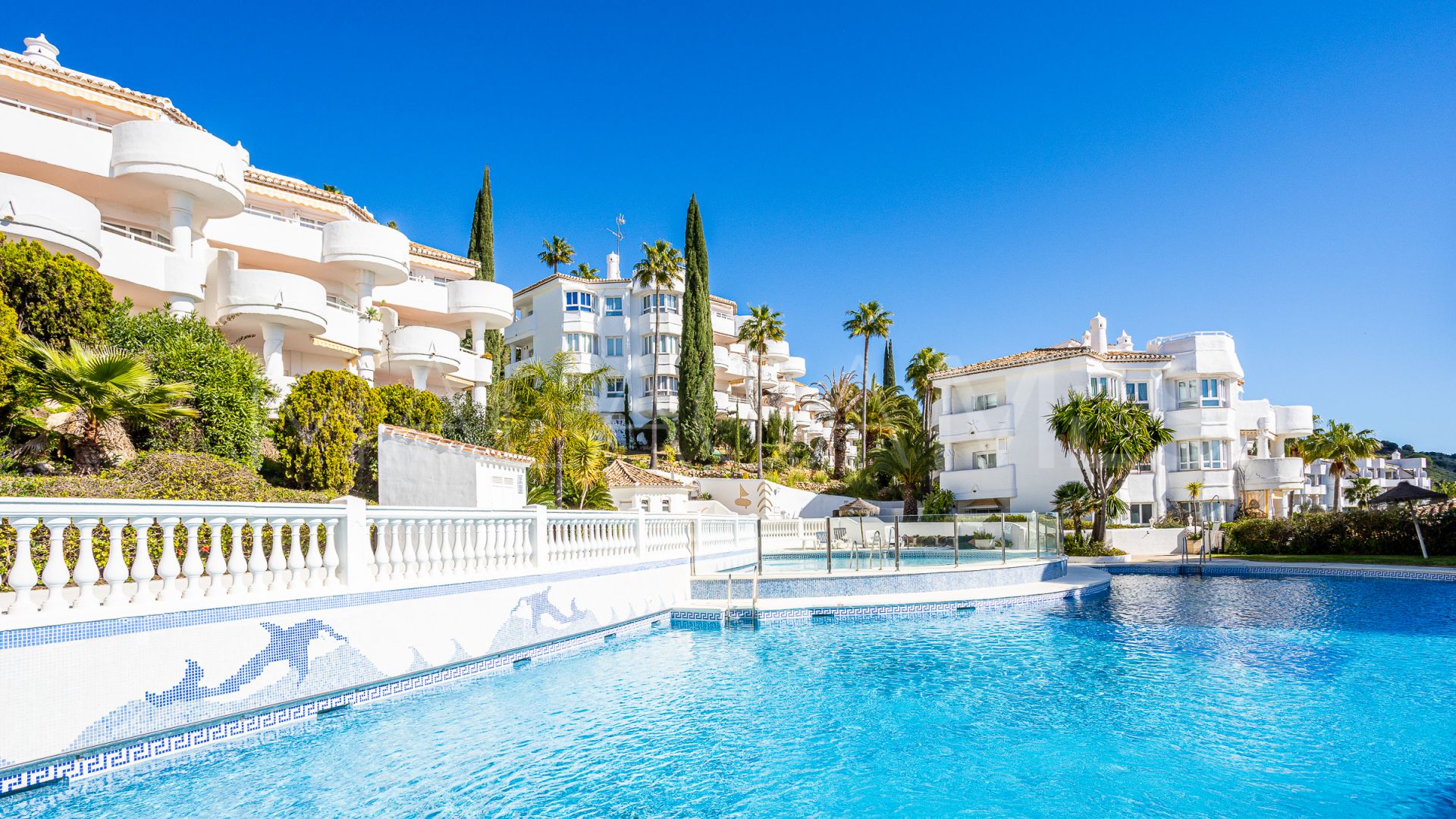 For sale apartment in Calahonda with 2 bedrooms