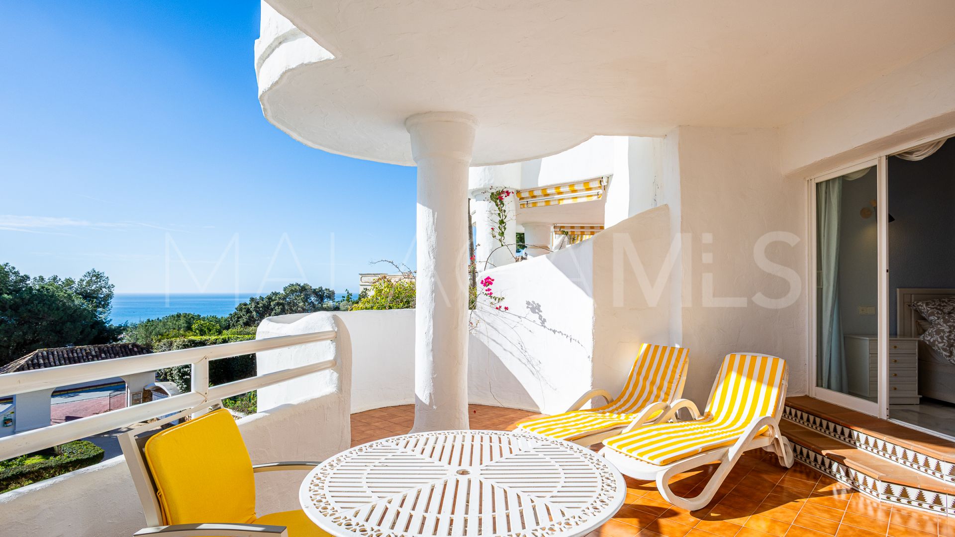 For sale apartment in Calahonda with 2 bedrooms