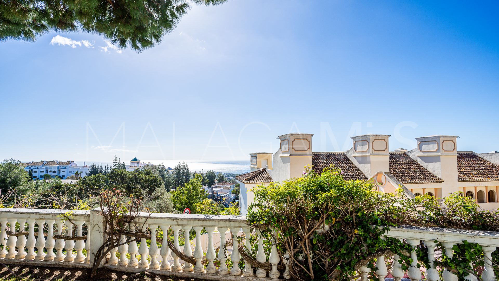 For sale apartment in Calahonda with 2 bedrooms