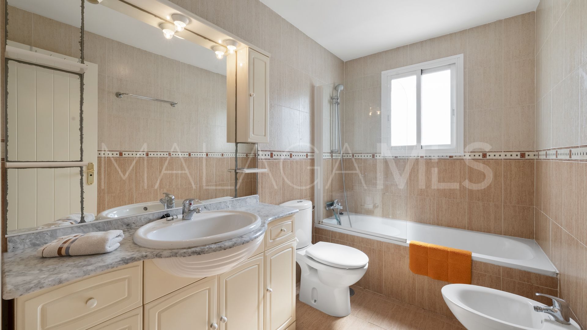 Apartamento planta baja with 3 bedrooms for sale in Calahonda