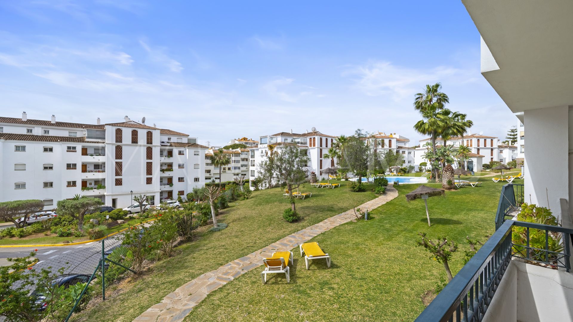 Apartamento planta baja with 3 bedrooms for sale in Calahonda