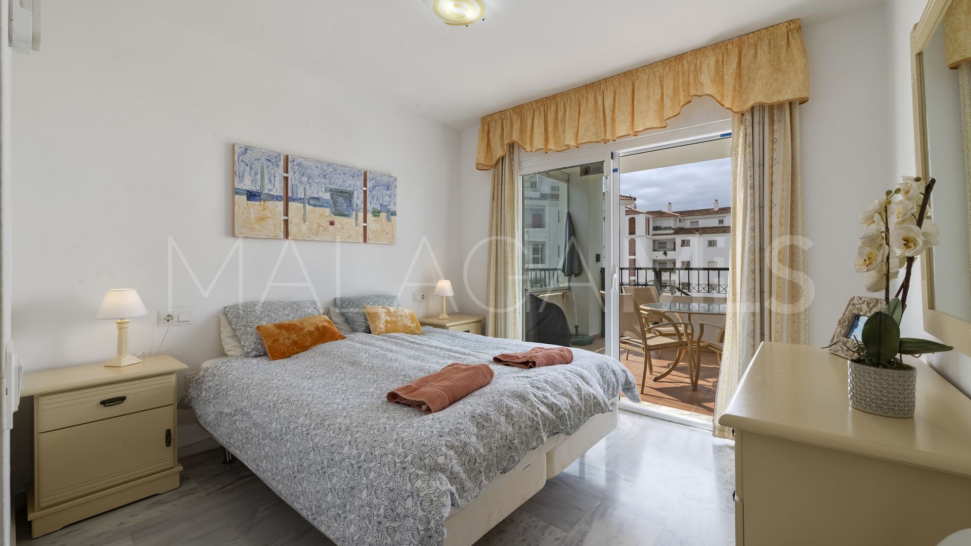 Apartamento planta baja with 3 bedrooms for sale in Calahonda