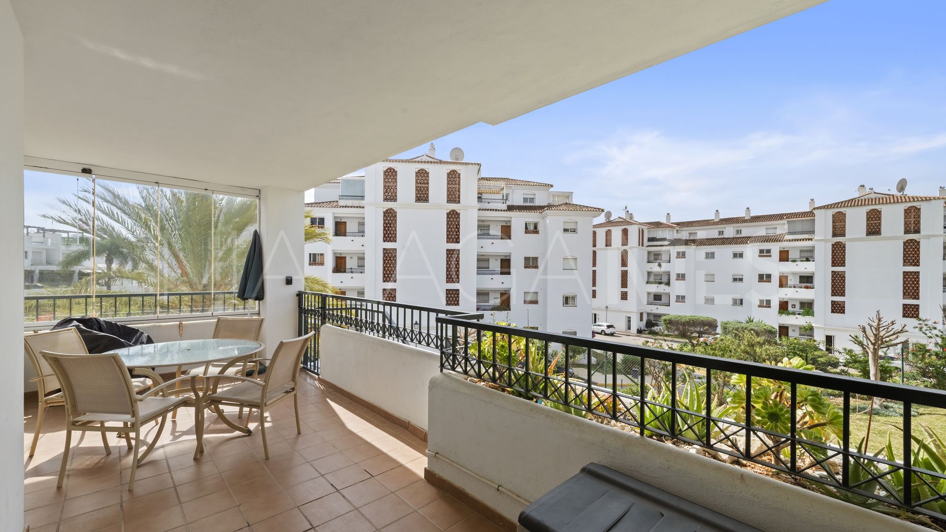 Apartamento planta baja with 3 bedrooms for sale in Calahonda