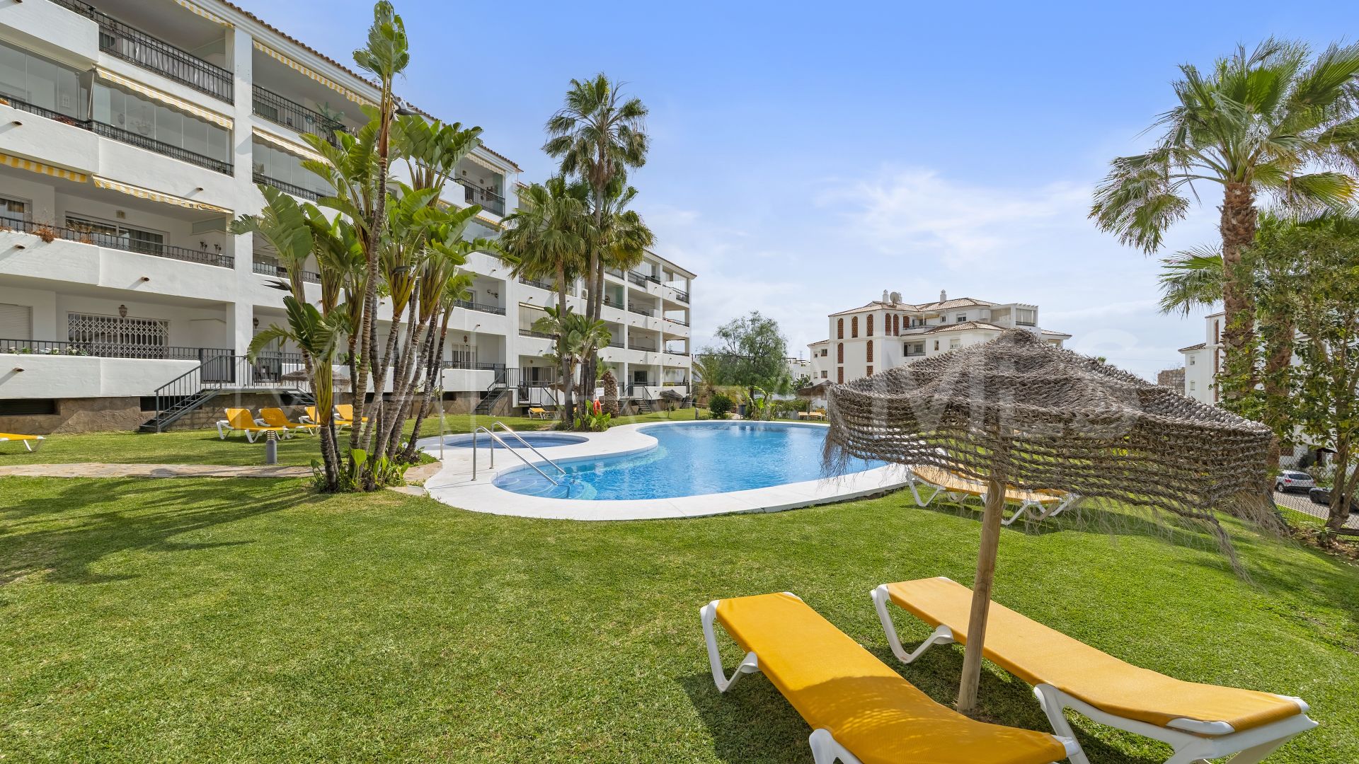 Apartamento planta baja with 3 bedrooms for sale in Calahonda