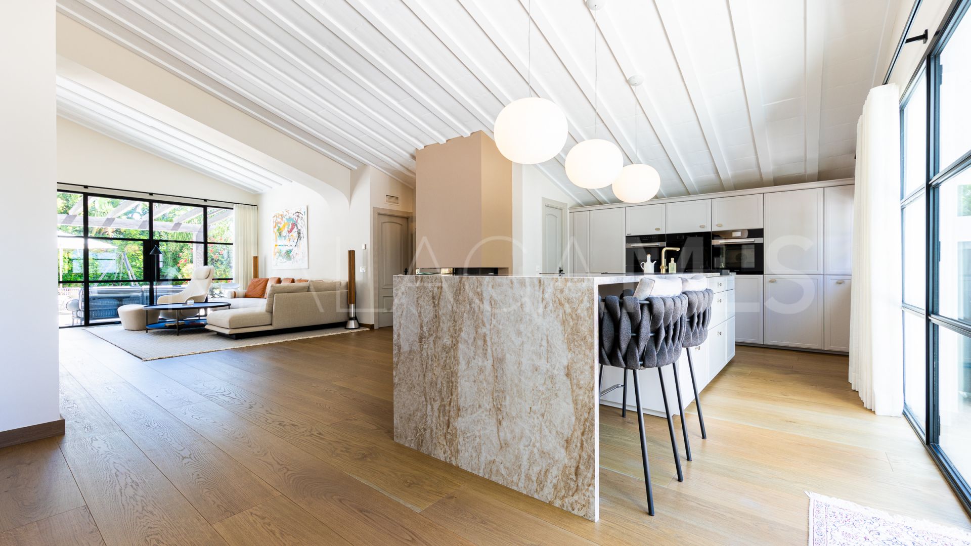 Villa for sale in Los Monteros