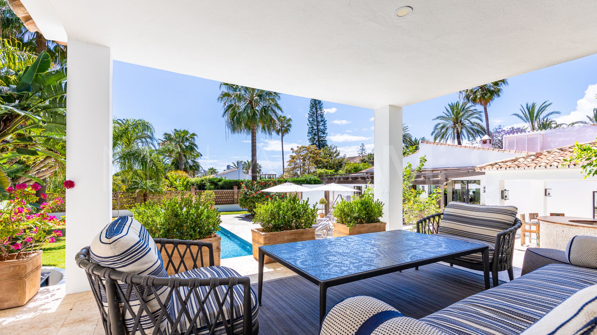 Villa for sale in Los Monteros