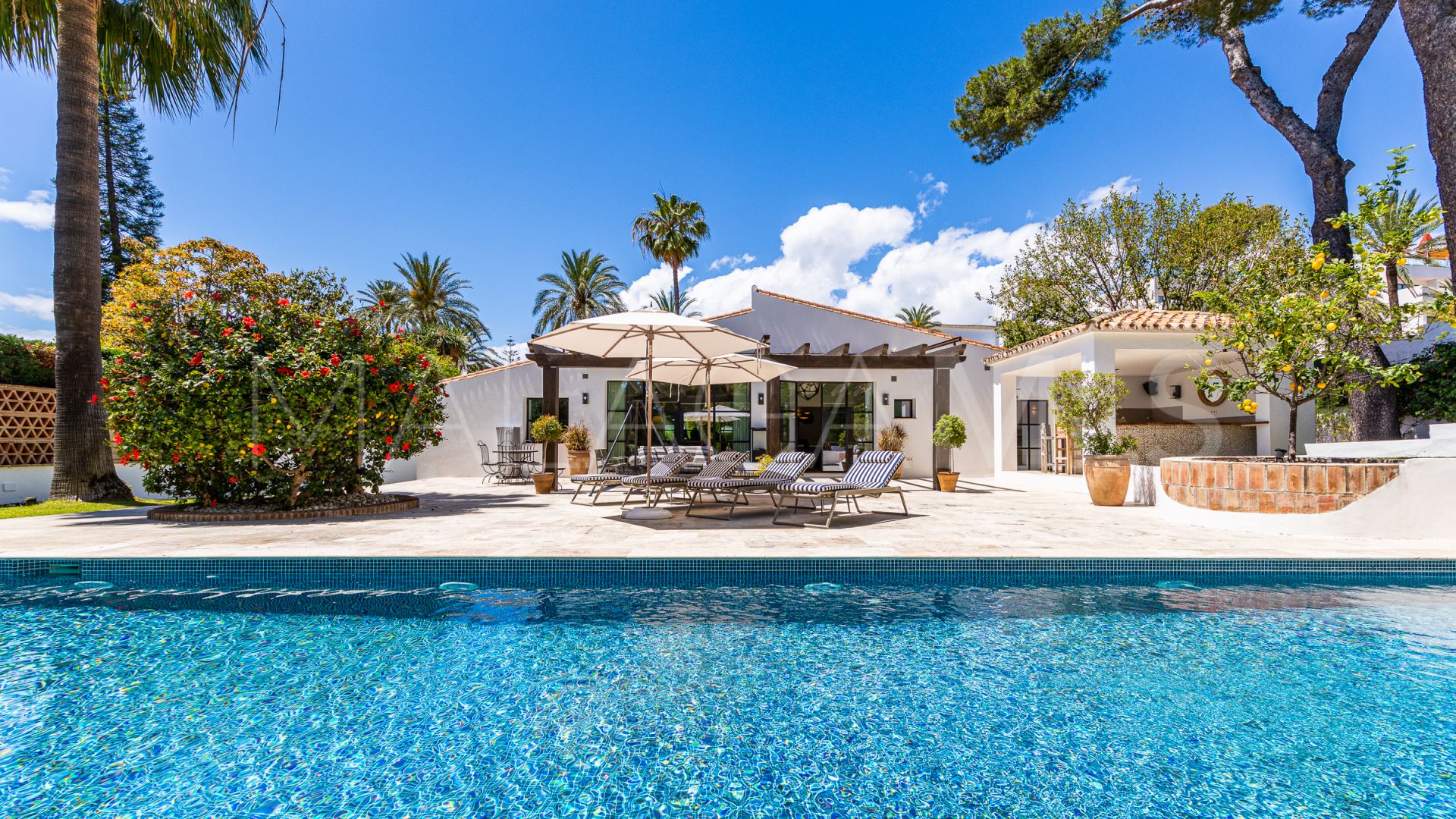 Villa for sale in Los Monteros