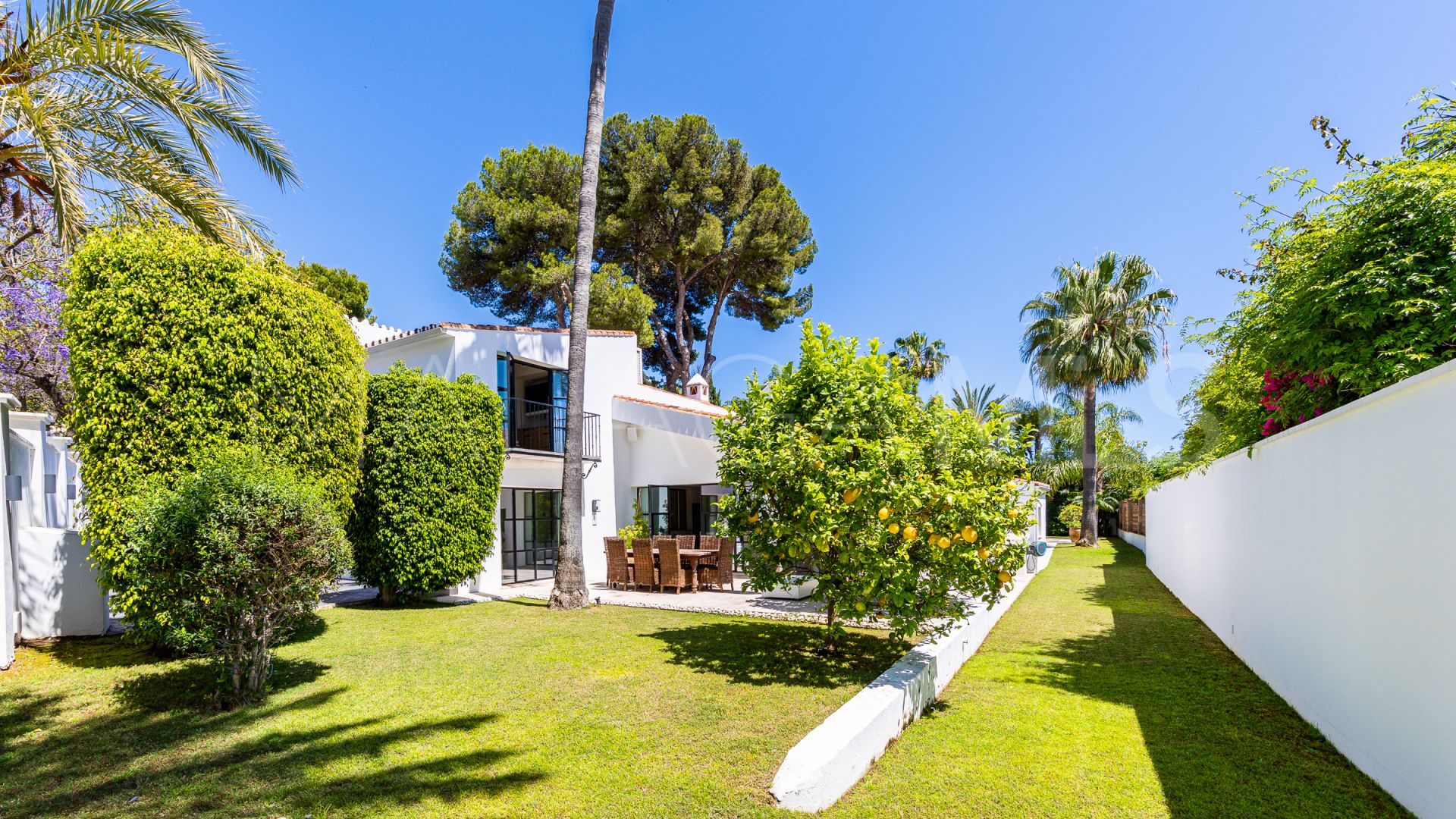 Villa for sale in Los Monteros