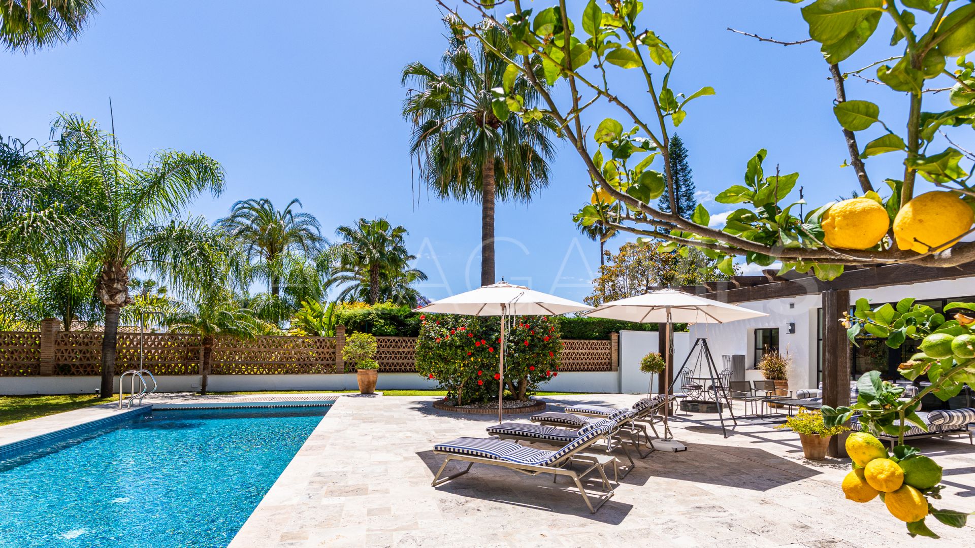 Villa for sale in Los Monteros