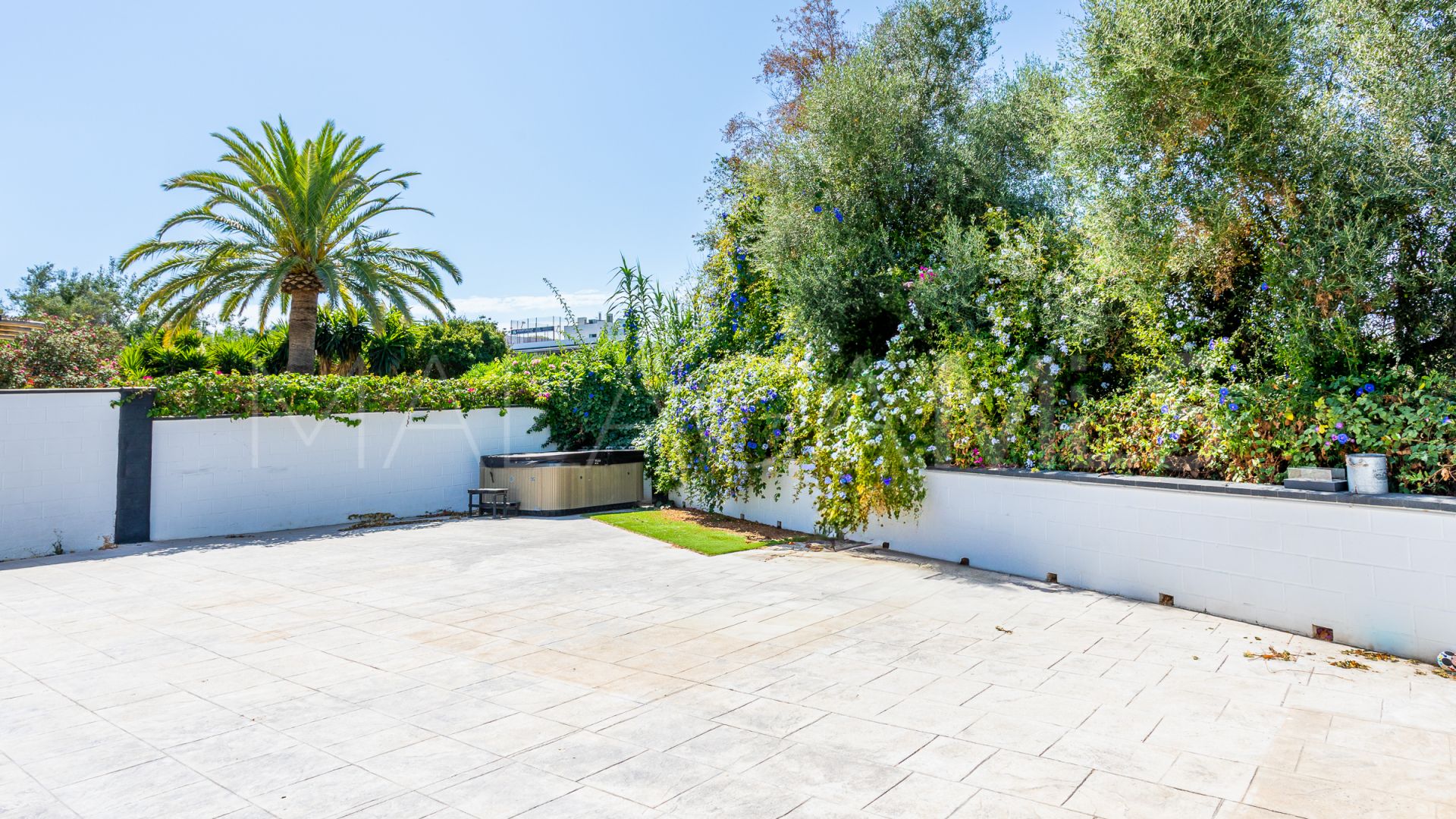 Villa for sale in Calahonda